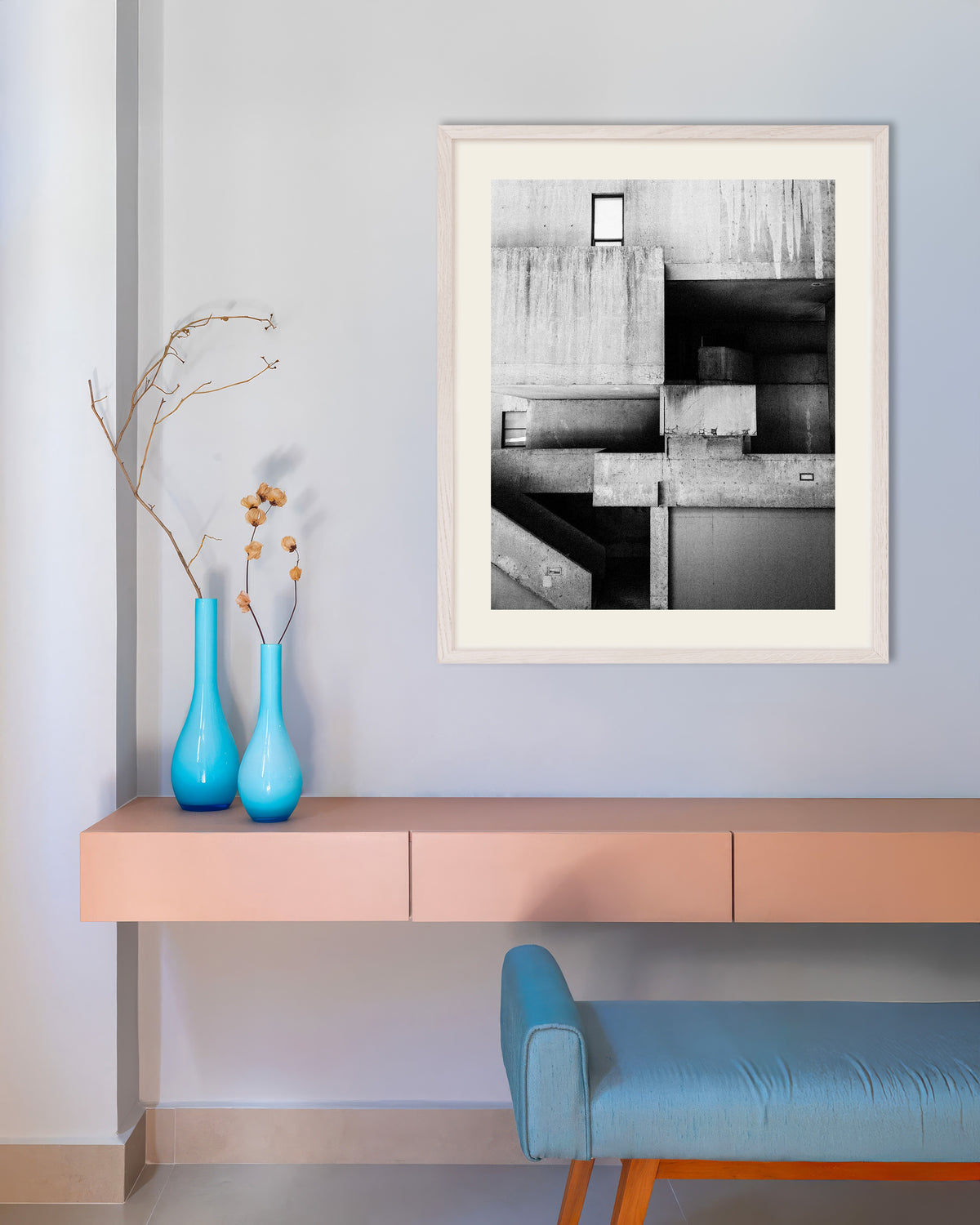 Affiche « Composition en béton taché », avec un cadre en bois blanc