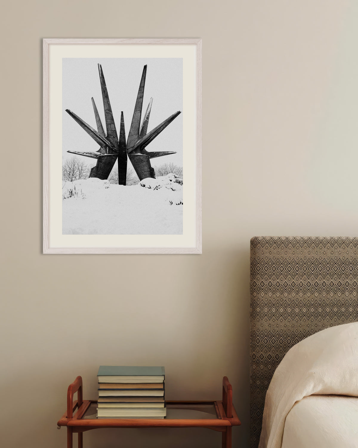 Affiche « Monument étoilé dans la neige », avec un cadre en bois blanc