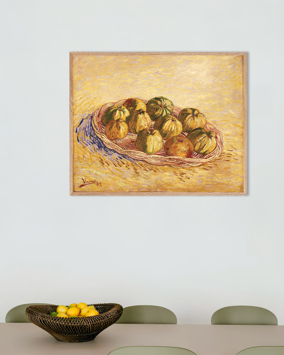 Poster de Nature morte avec corbeille de pommes (1887) de Vincent van Gogh, avec un cadre en bois naturel