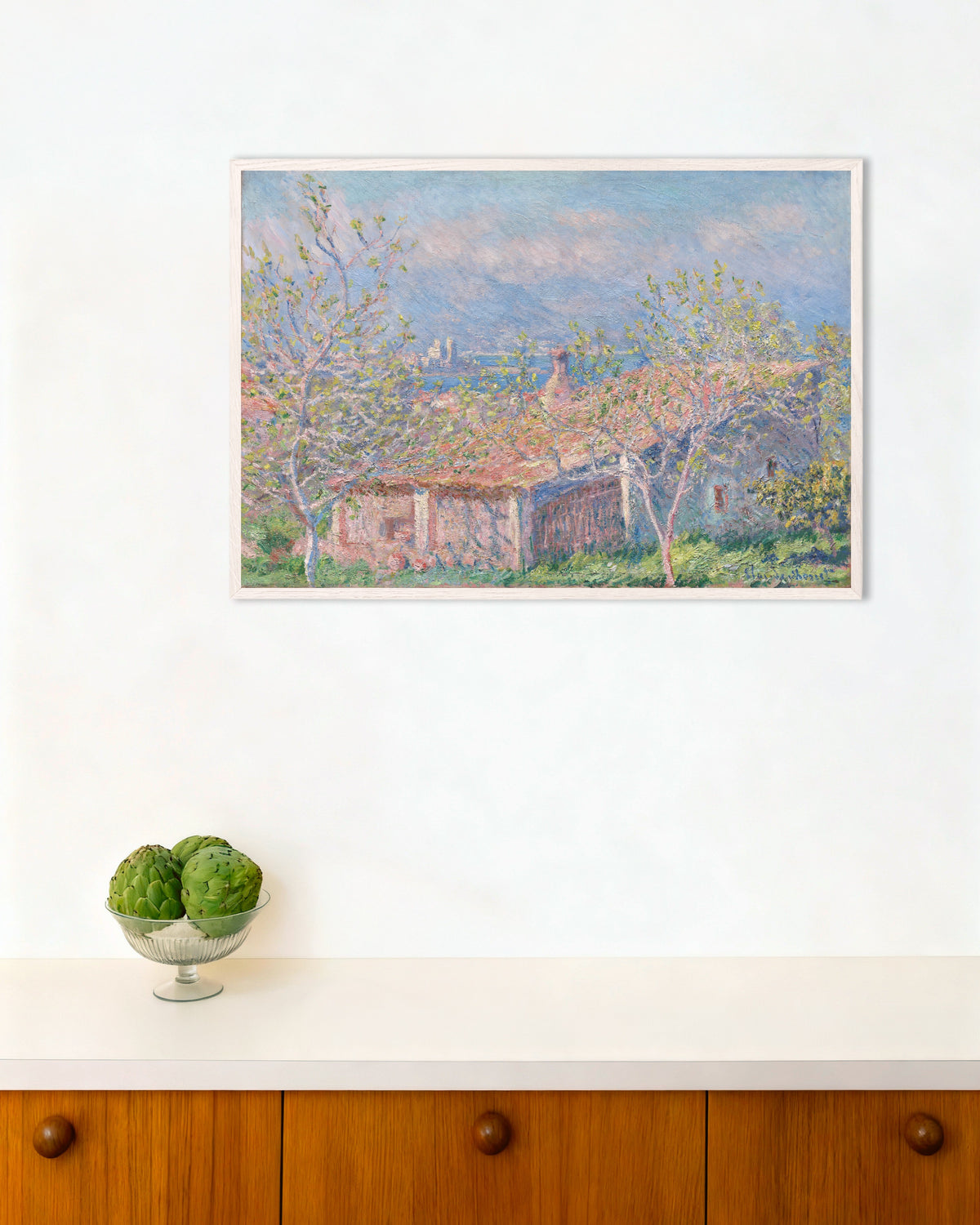 Affiche La Maison du jardinier à Antibes (1888) de Claude Monet, avec un cadre en bois blanc
