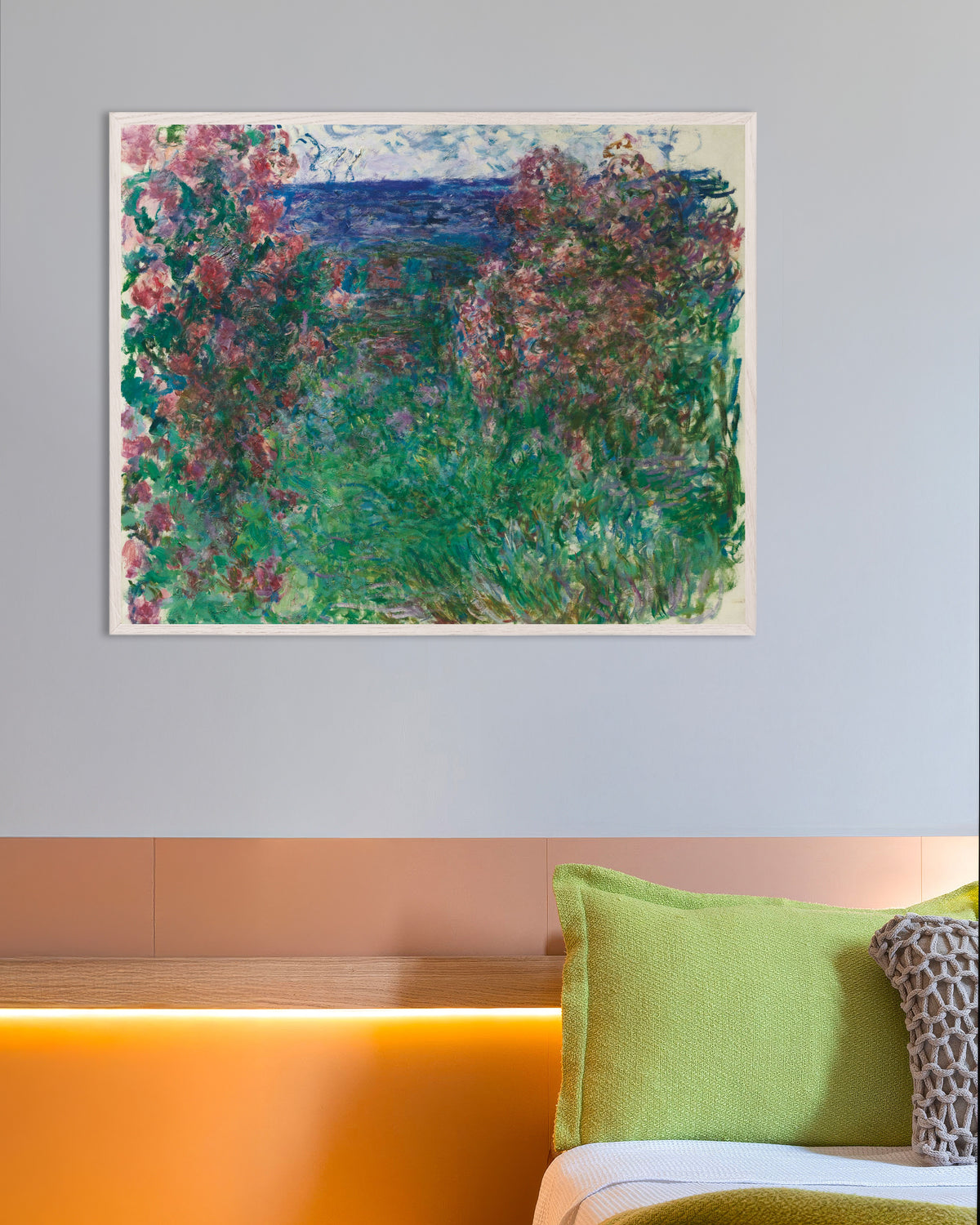 Affiche La Maison dans les roses (vers 1925) de Claude Monet, avec un cadre en bois blanc