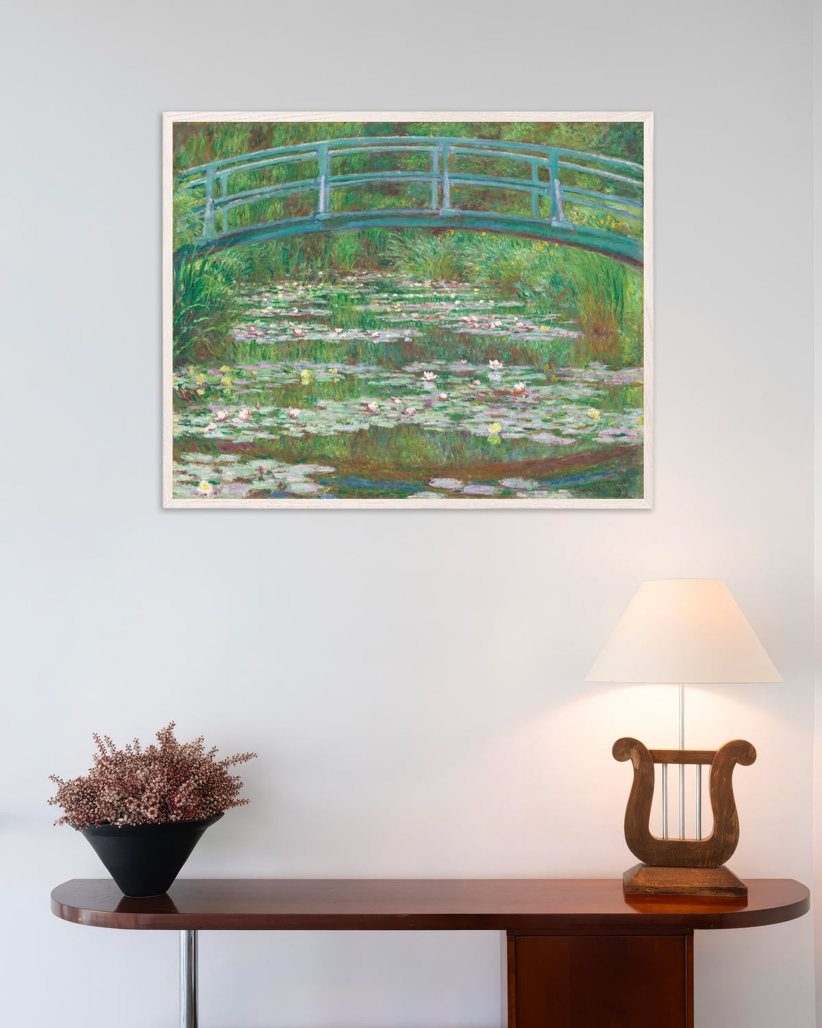 Affiche Le Pont japonais (1899) de Claude Monet, avec un cadre en bois blanc