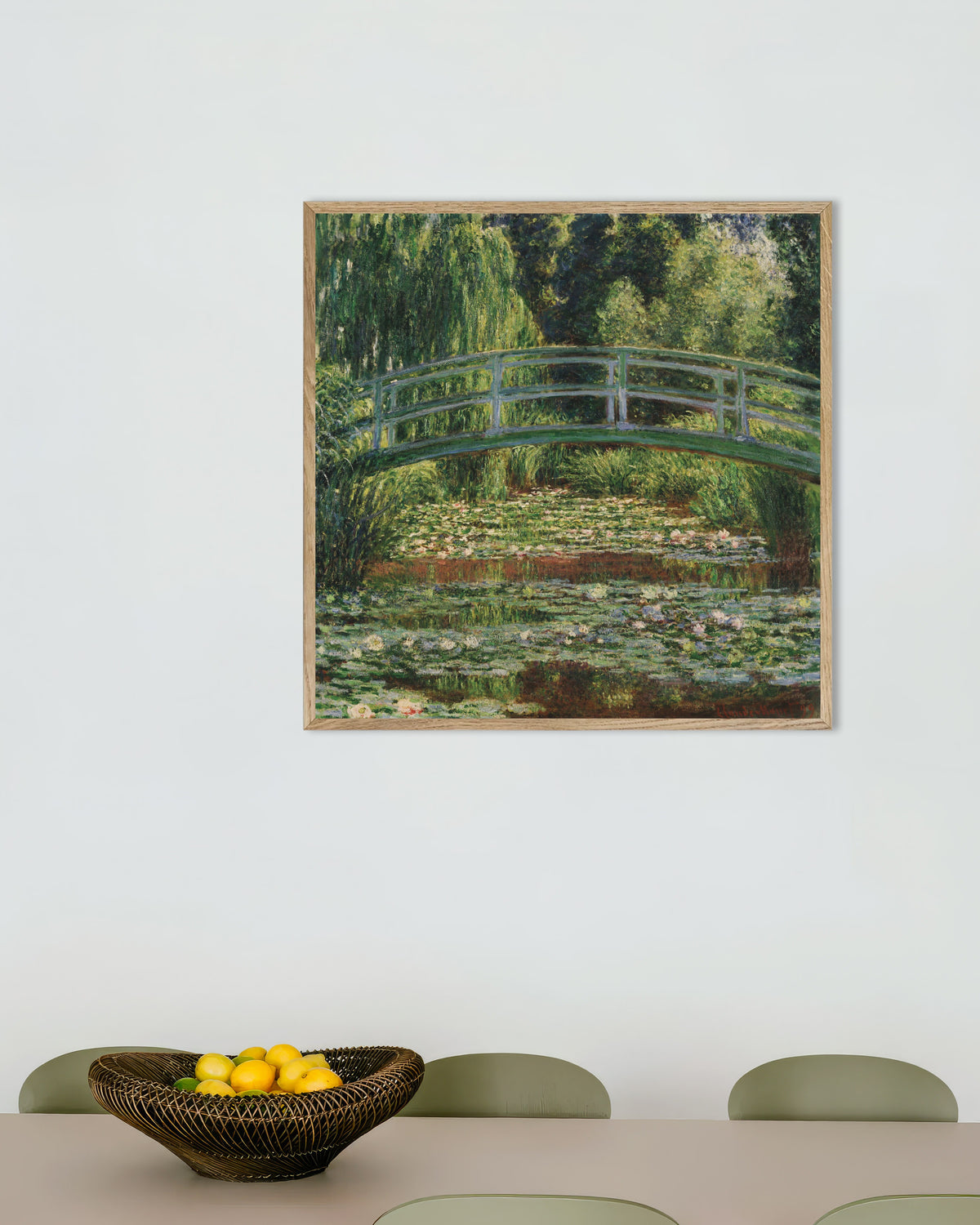 Affiche Le Pont japonais et le bassin aux nymphéas, Giverny (1899) de Claude Monet, avec un cadre en bois naturel