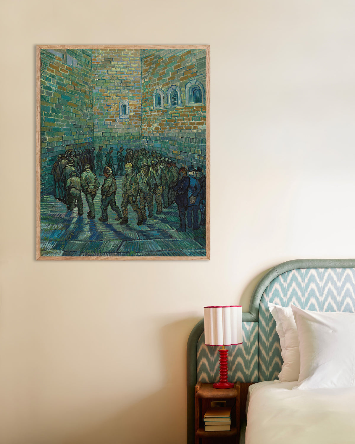 Poster de La Cour de la prison, d’après Doré (1890), par Vincent van Gogh, avec un cadre en bois naturel