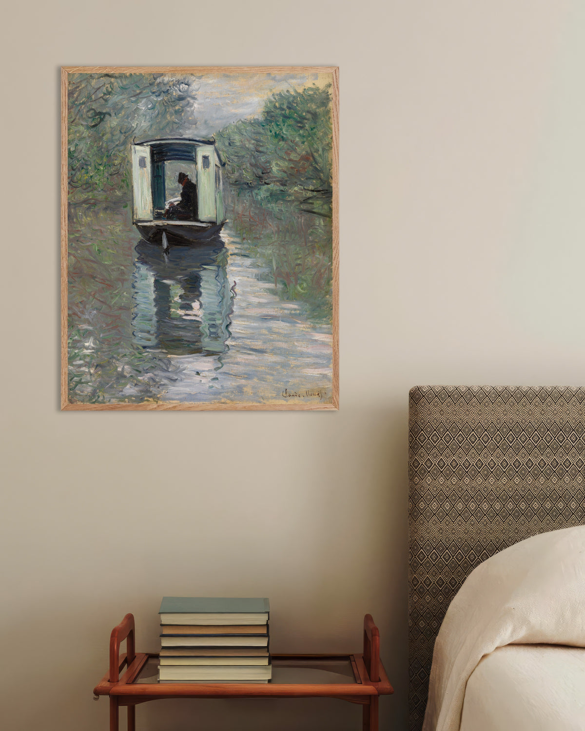 Affiche Le Bateau-atelier (1876) de Claude Monet, avec un cadre en bois naturel