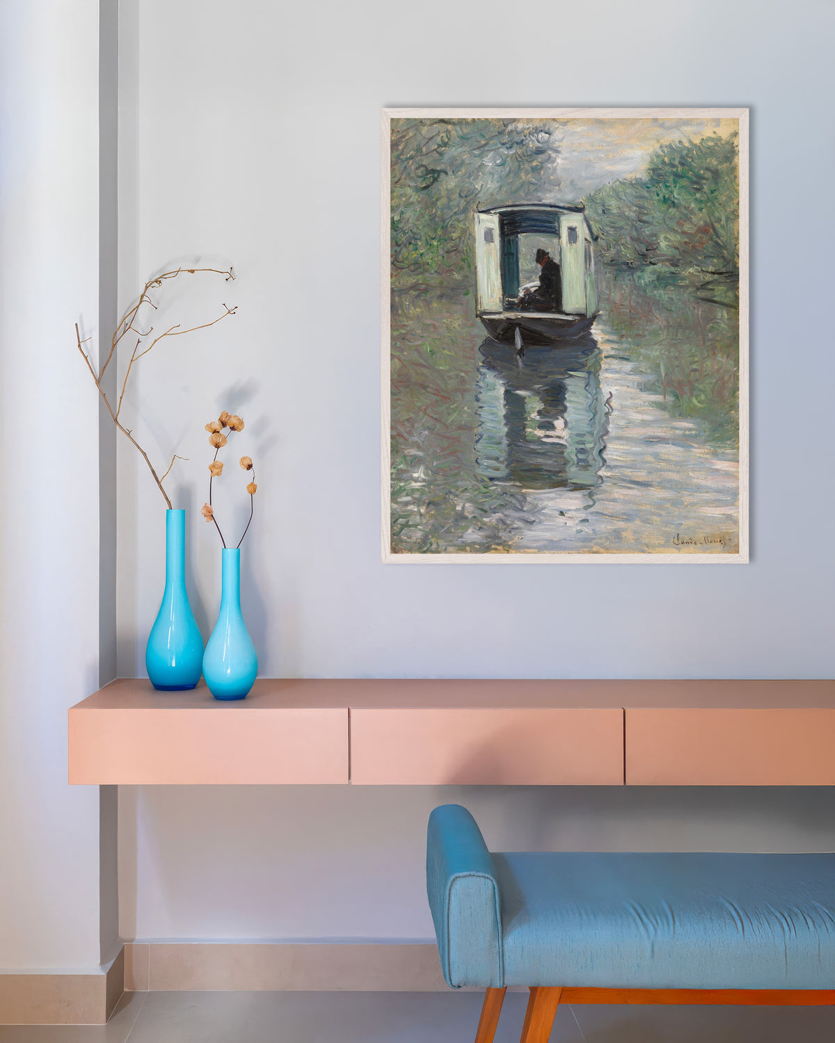 Affiche Le Bateau-atelier (1876) de Claude Monet, avec un cadre en bois blanc