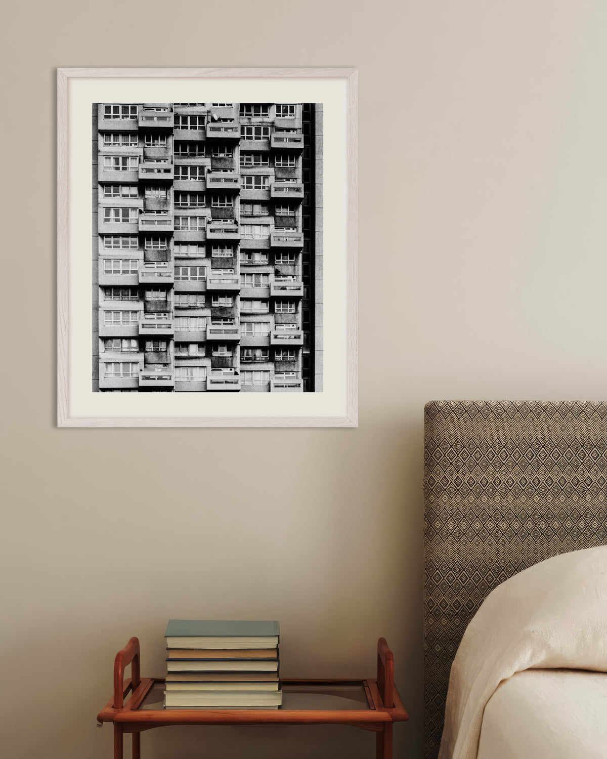 Affiche « Façade d’immeuble avec balcons », avec un cadre en bois blanc