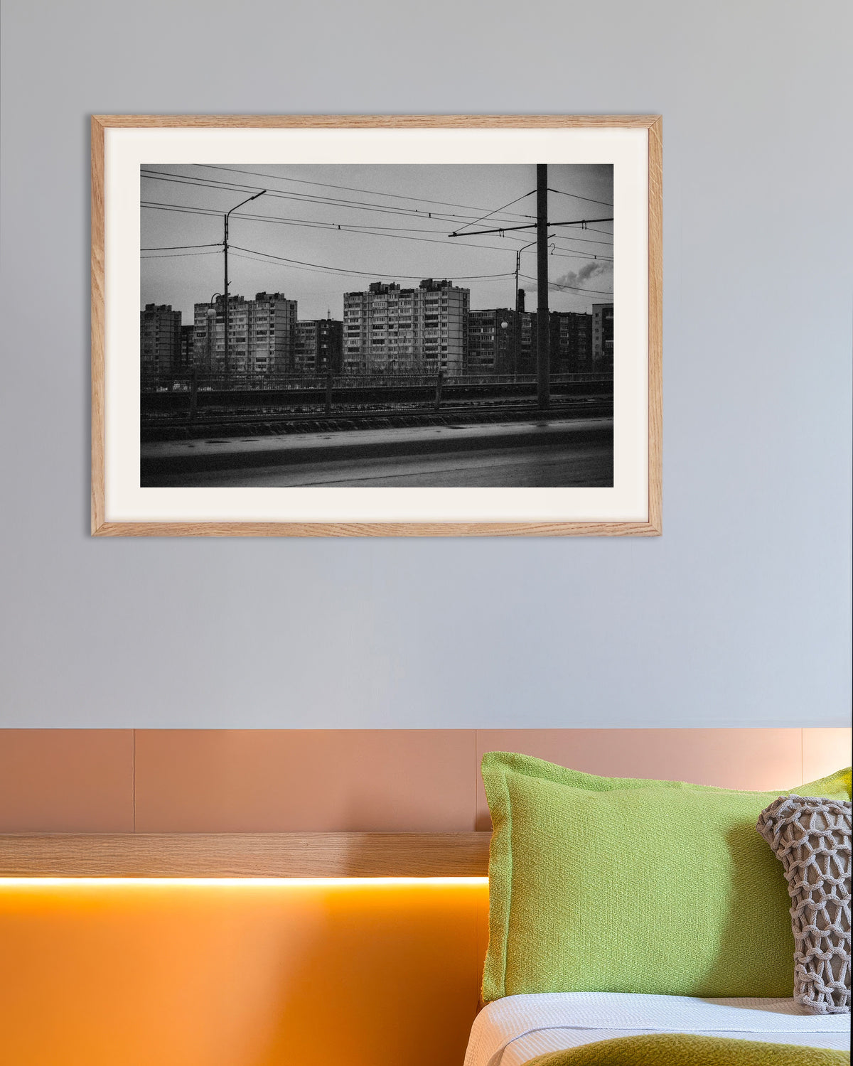 Affiche « Immeubles au-delà des lignes du tramway », avec un cadre en bois naturel
