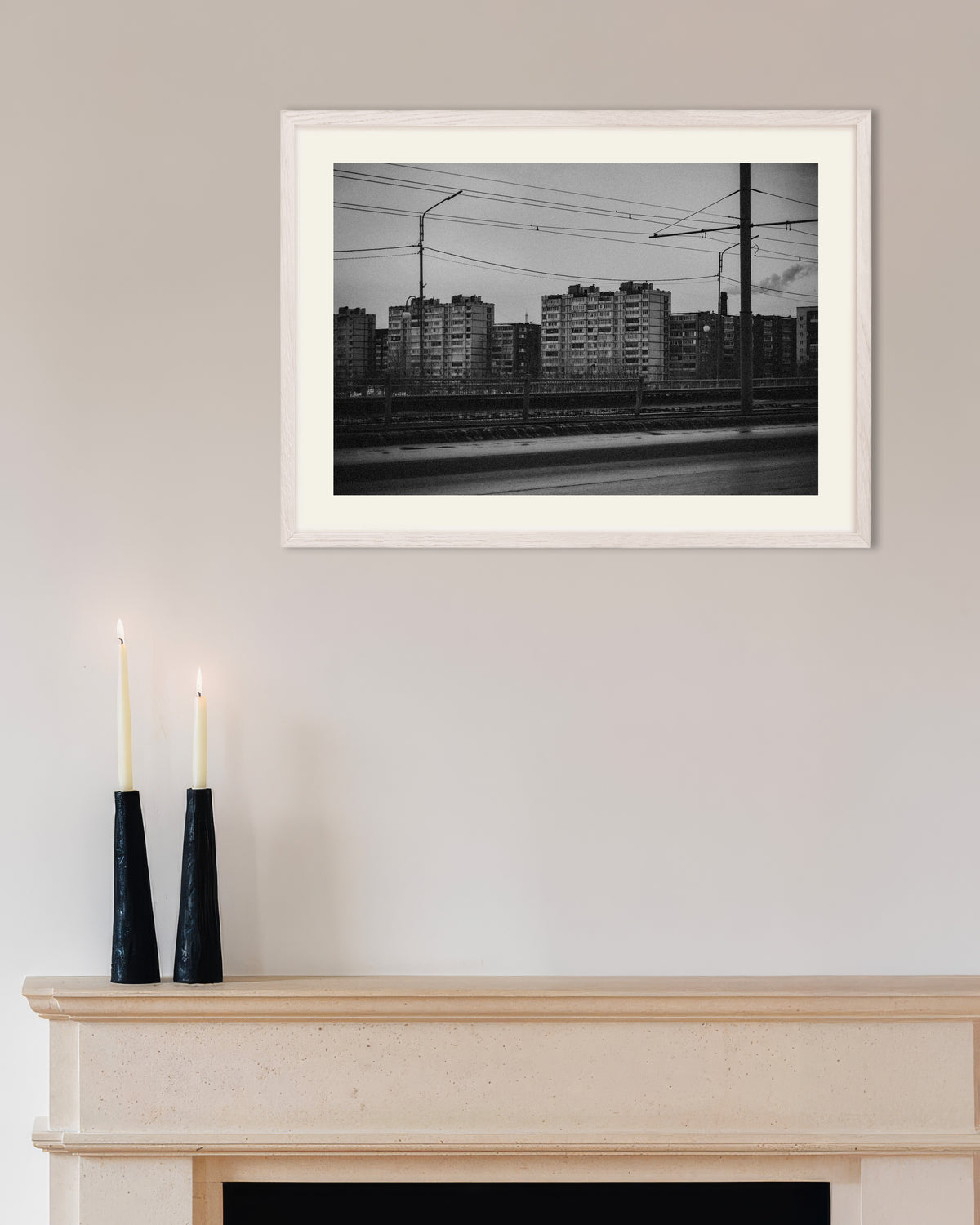 Affiche « Immeubles au-delà des lignes du tramway », avec un cadre en bois blanc