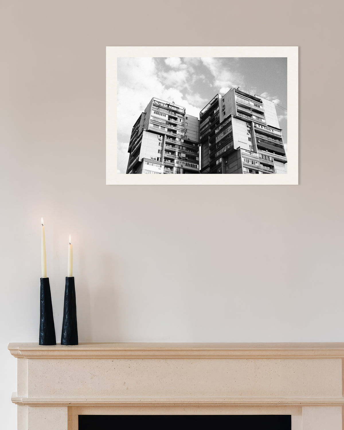 Affiche « Deux tours jumelles dans les nuages »