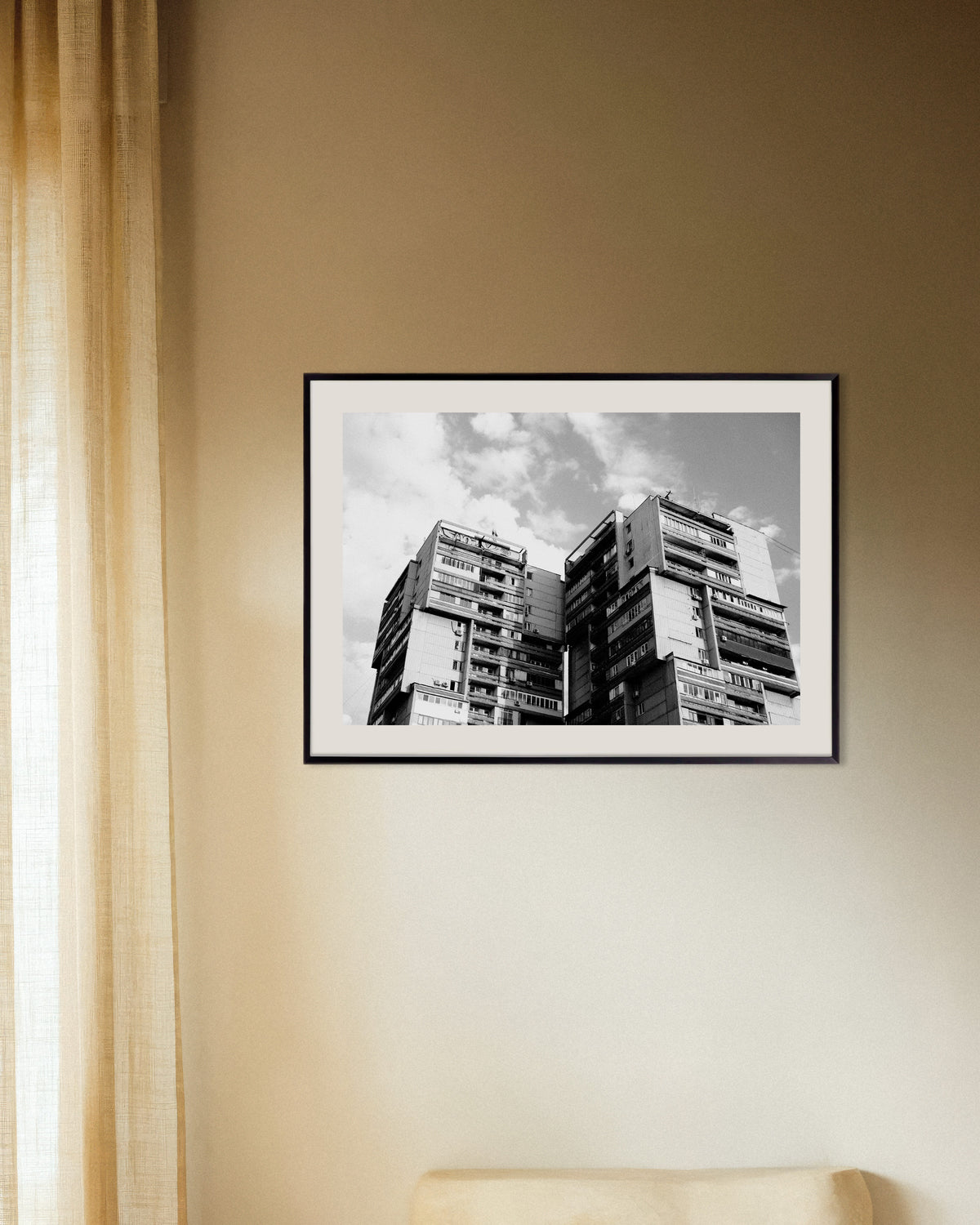 Affiche « Deux tours jumelles dans les nuages », avec un cadre en métal