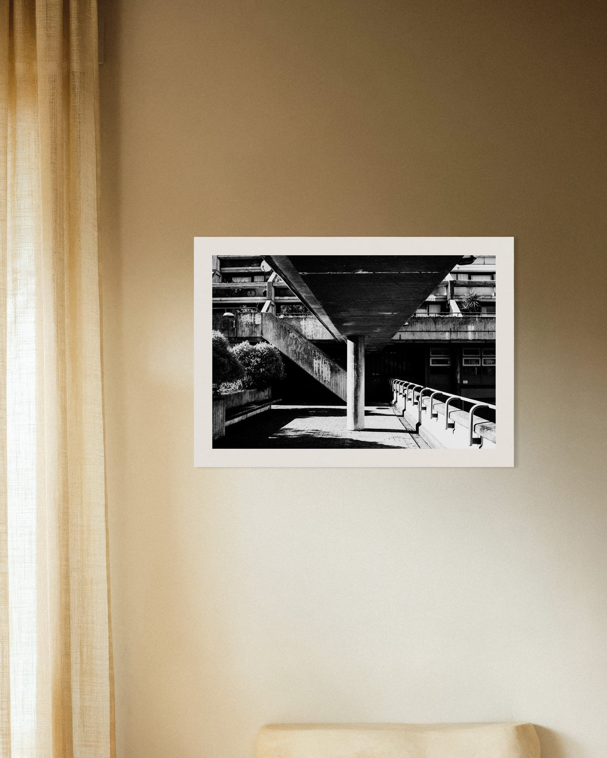 Affiche « Sous la passerelle en béton »