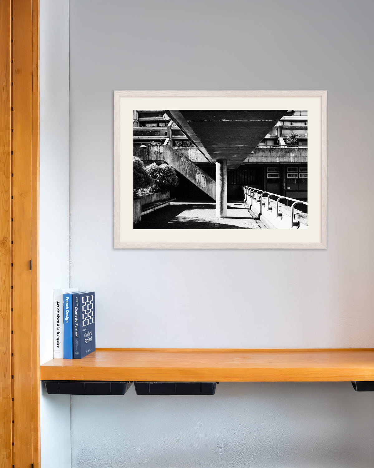 Affiche « Sous la passerelle en béton », avec un cadre en bois blanc