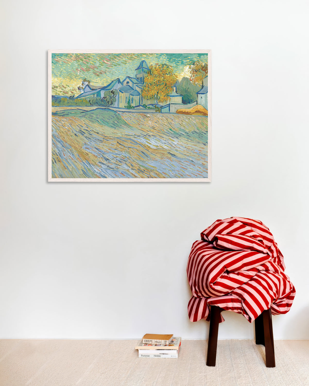 Poster de Vue de l’asile et de la chapelle de Saint-Rémy (1889) par Vincent van Gogh, avec cadre en bois blanc