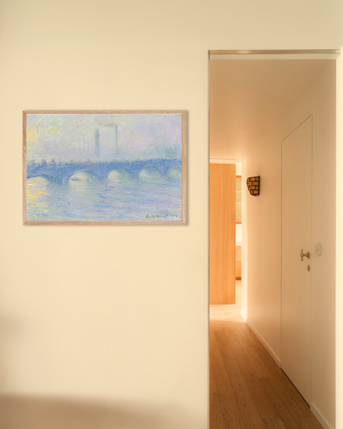 Affiche Waterloo Bridge, effet de brume (1904) de Claude Monet, avec un cadre en bois naturel