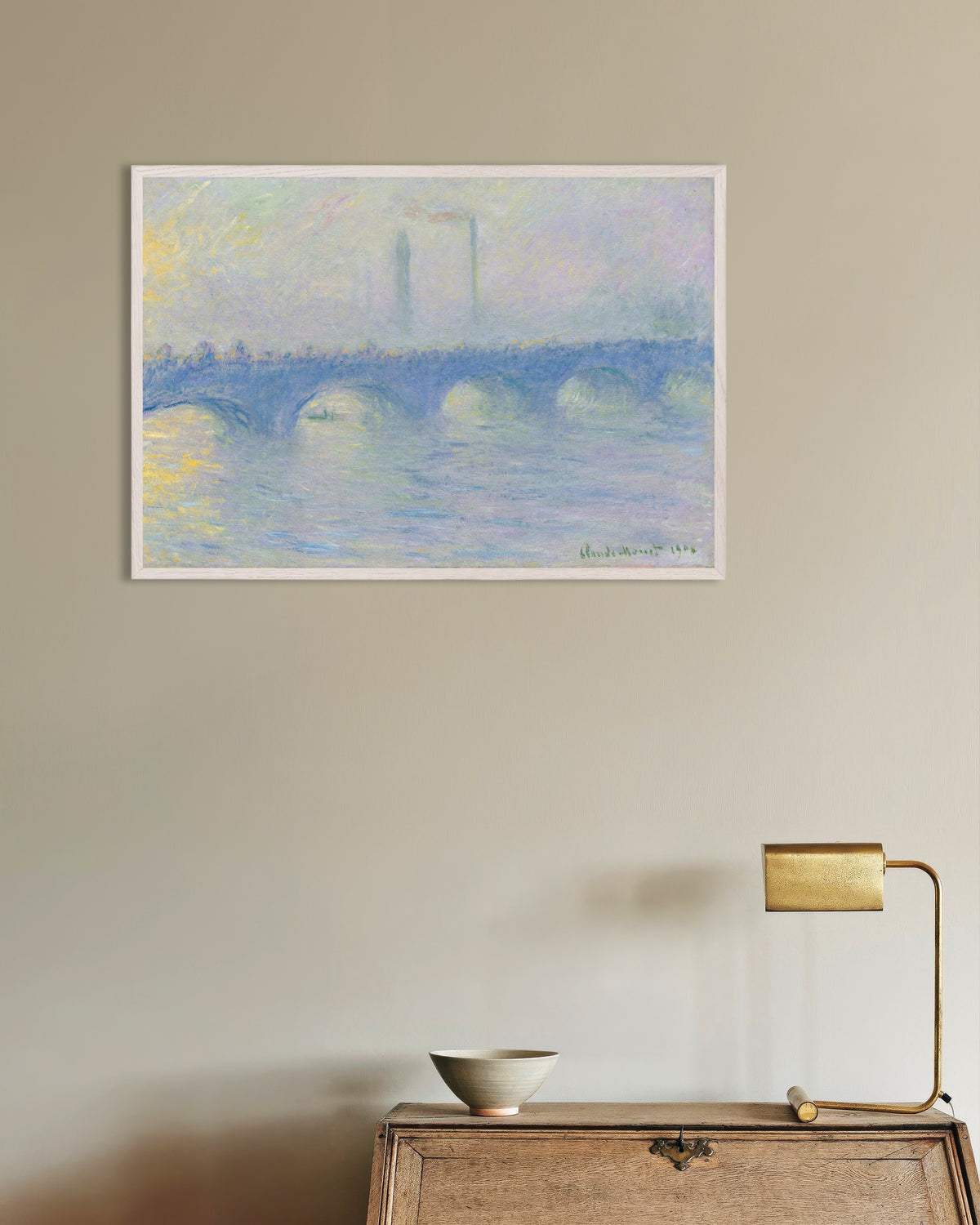 Affiche Waterloo Bridge, effet de brume (1904) de Claude Monet, avec un cadre en bois blanc