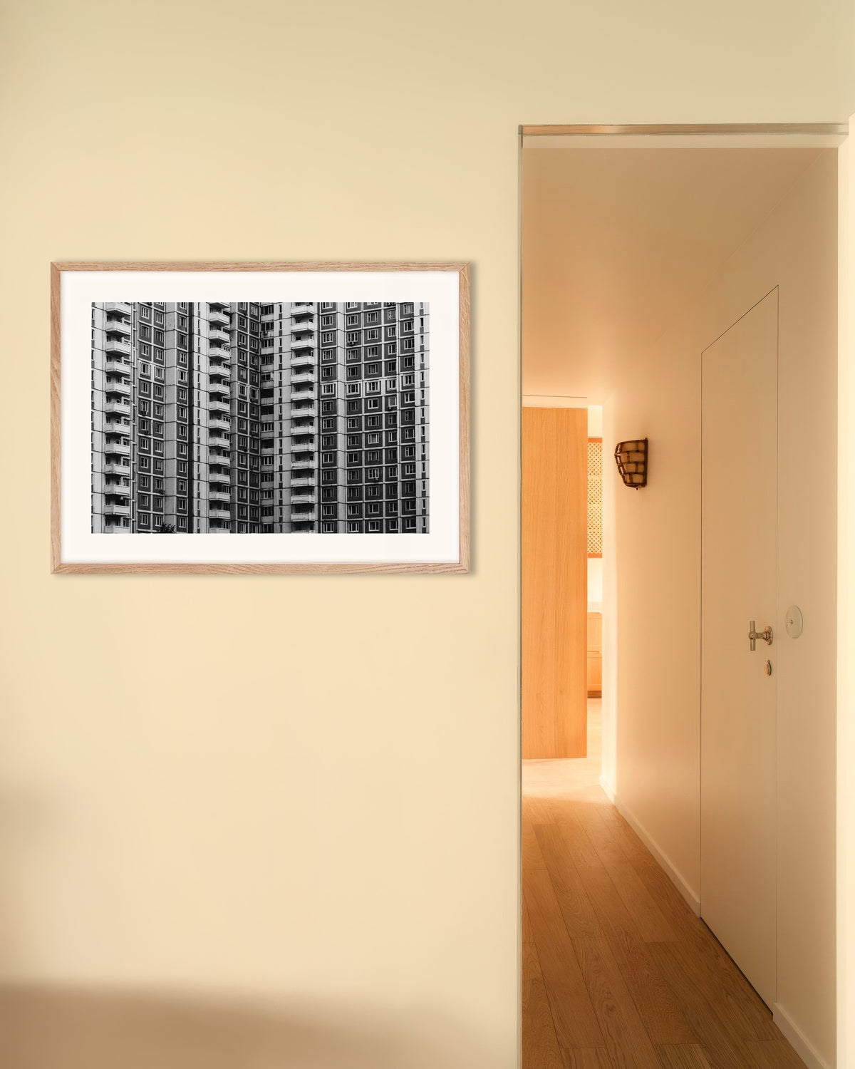 Affiche « Grille de fenêtres d’une tour d’habitation », avec un cadre en bois naturel