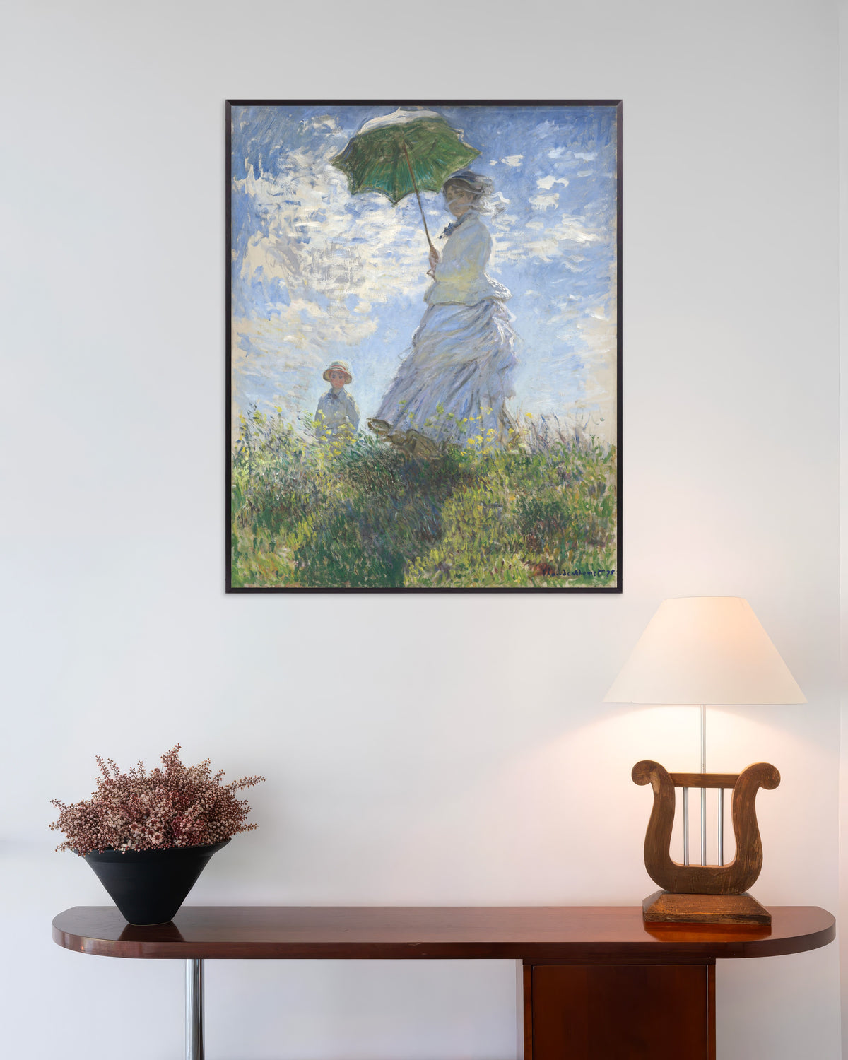 Affiche La Promenade, la femme à l'ombrelle (1875) de Claude Monet, avec un cadre en métal