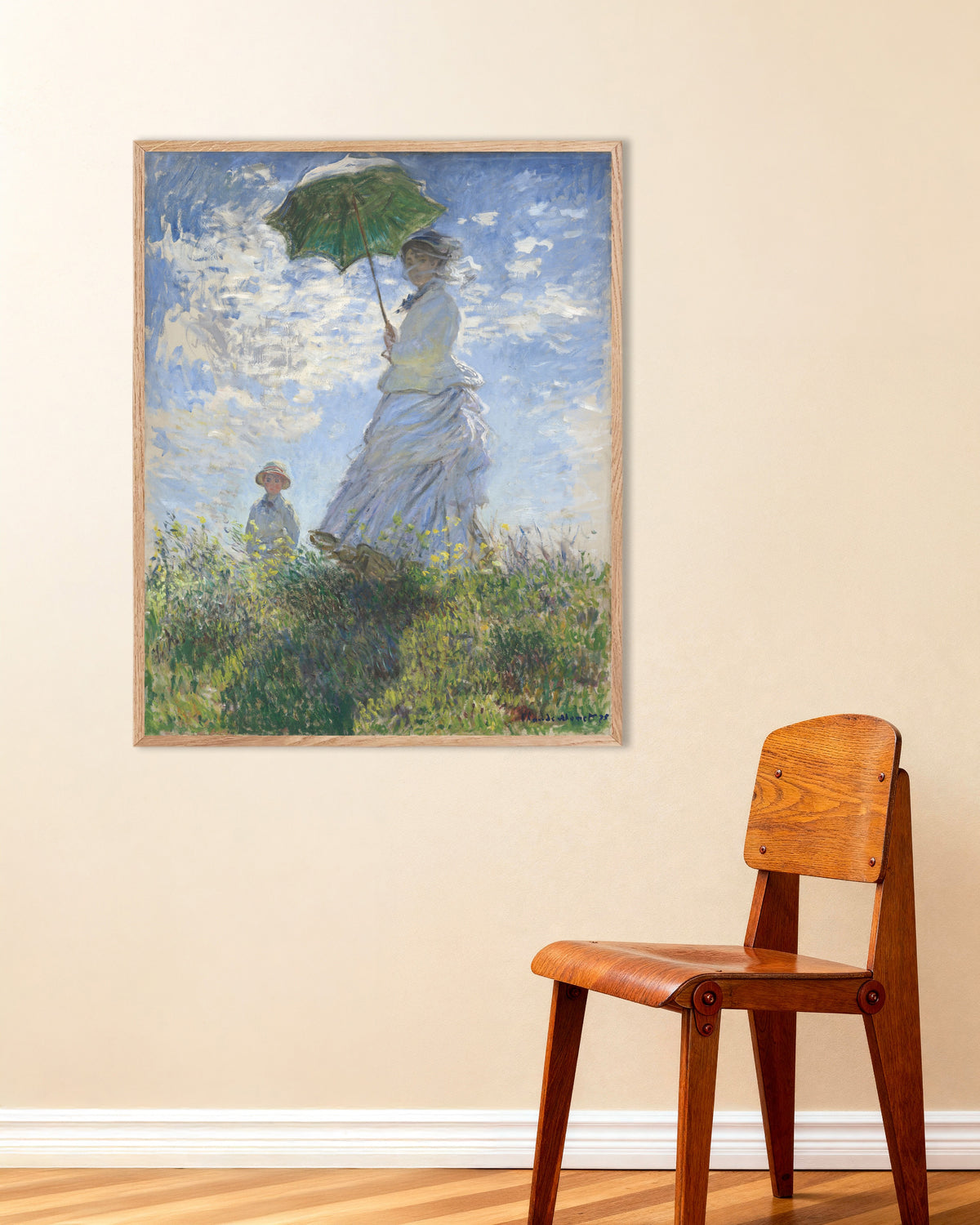 Affiche La Promenade, la femme à l'ombrelle (1875) de Claude Monet, avec un cadre en bois naturel