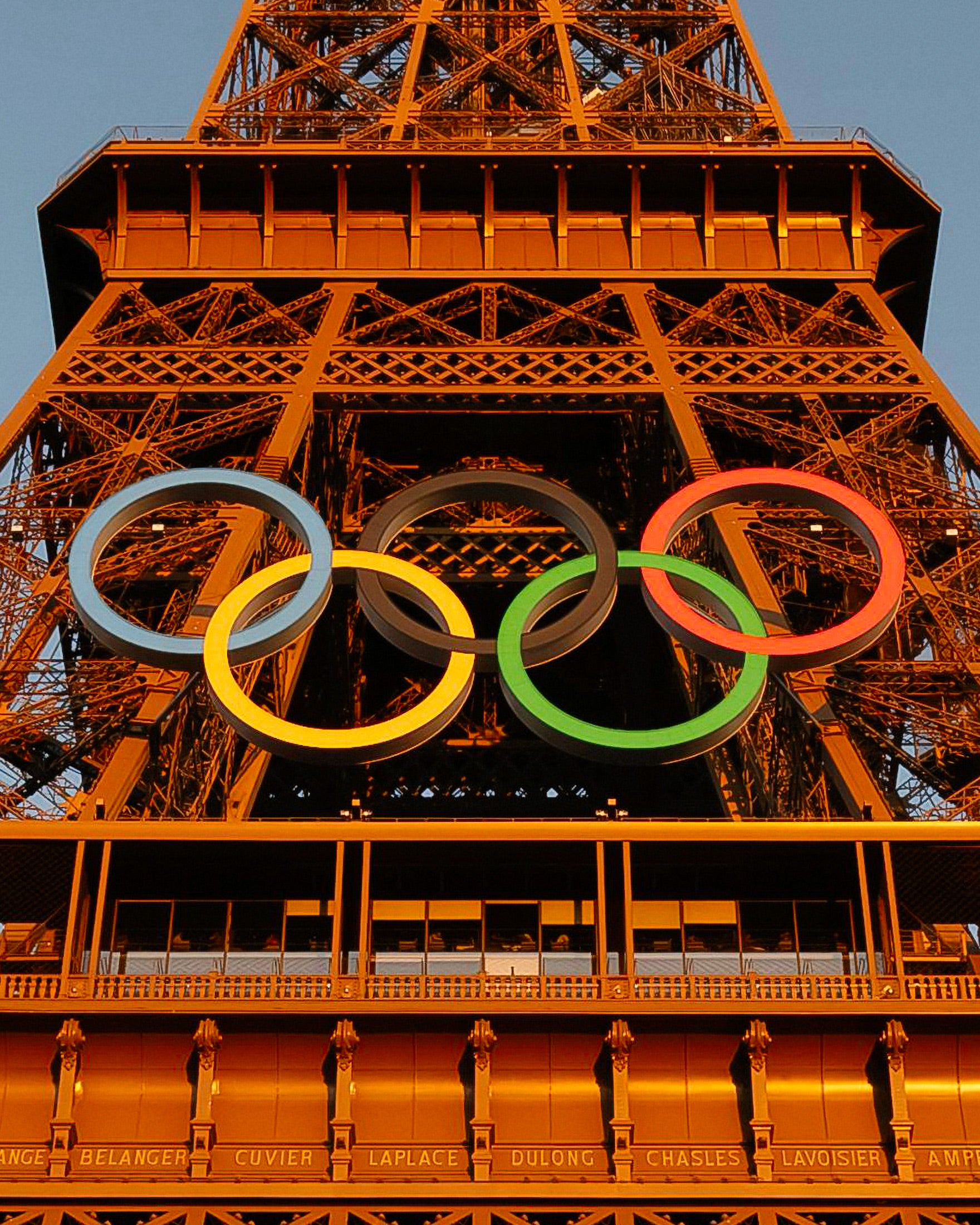 Affiche JO 2024, les anneaux olympiques sur la tour Eiffel