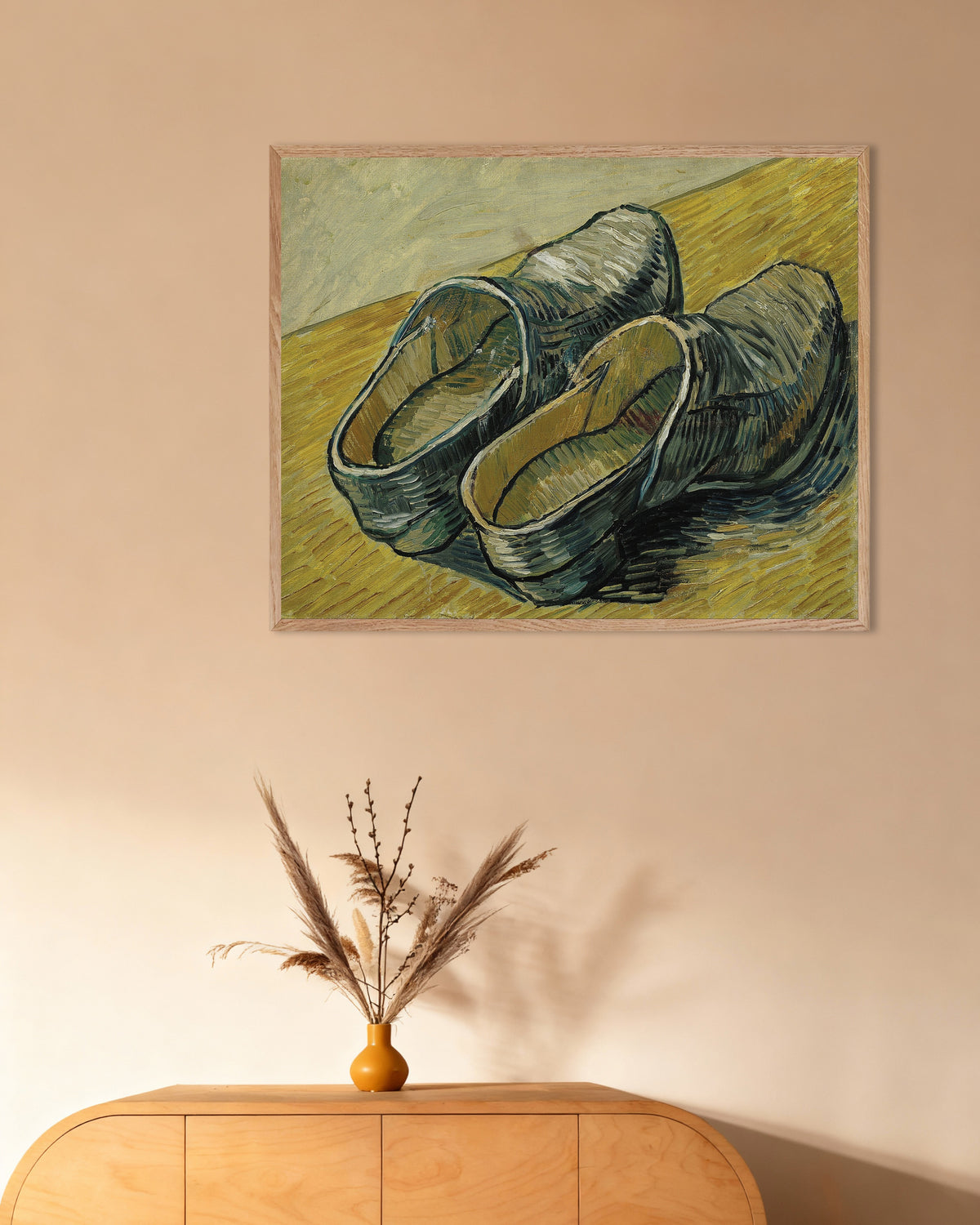 Poster Une paire de sabots en cuir (1888) de Vincent van Gogh, avec un cadre en bois naturel