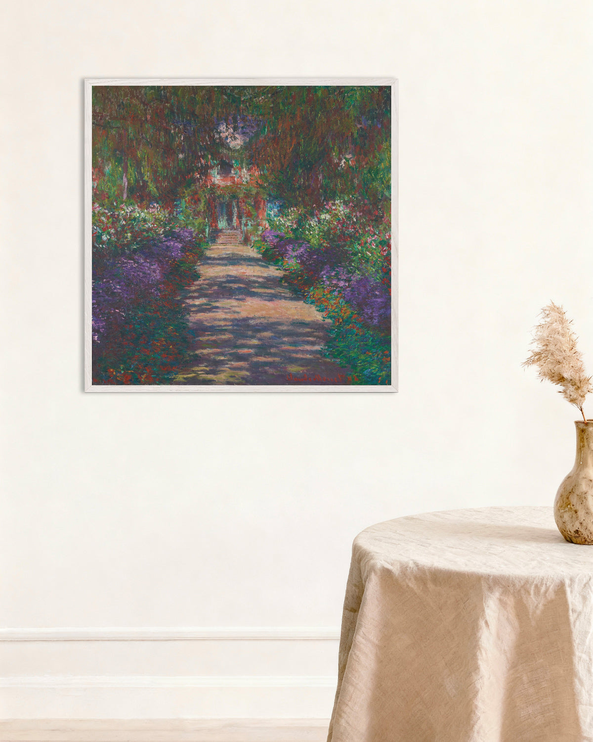Affiche Une allée du jardin de Monet, Giverny (1902) de Claude Monet, avec un cadre en bois blanc
