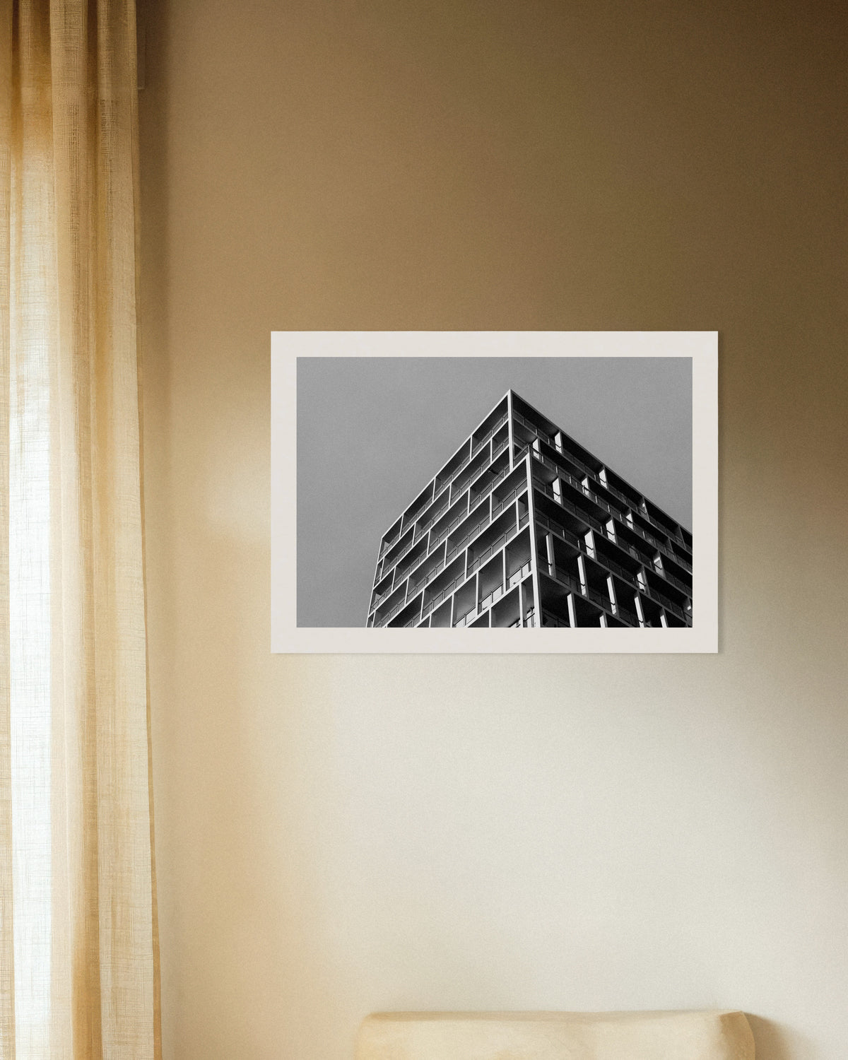 Affiche « Un coin de balcon sous un ciel gris »