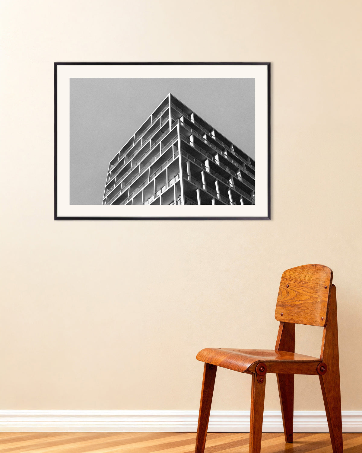 Affiche « Un coin de balcon sous un ciel gris », avec un cadre en métal