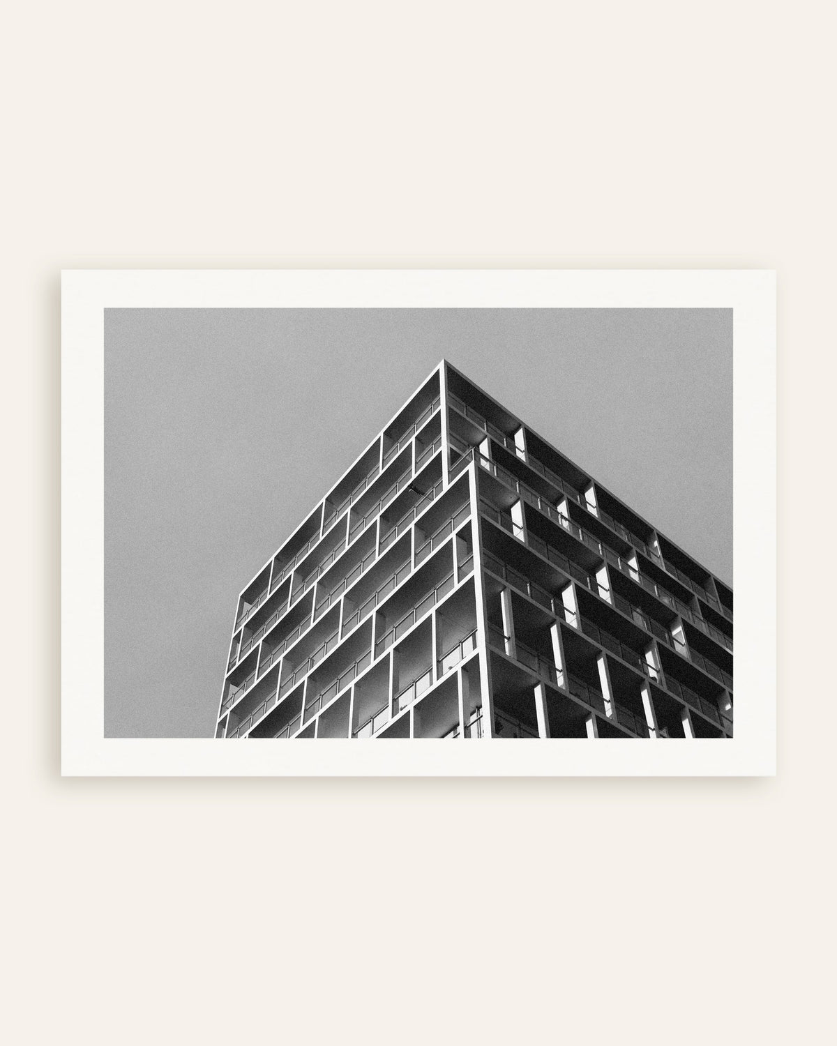 Affiche « Un coin de balcon sous un ciel gris », vignette