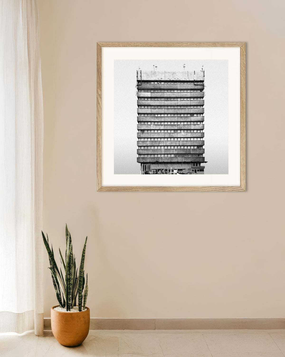 Affiche « Tour de bureaux à bandes », avec un cadre en bois naturel