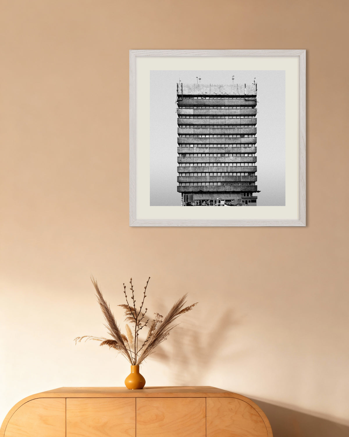 Affiche « Tour de bureaux à bandes », avec un cadre en bois blanc