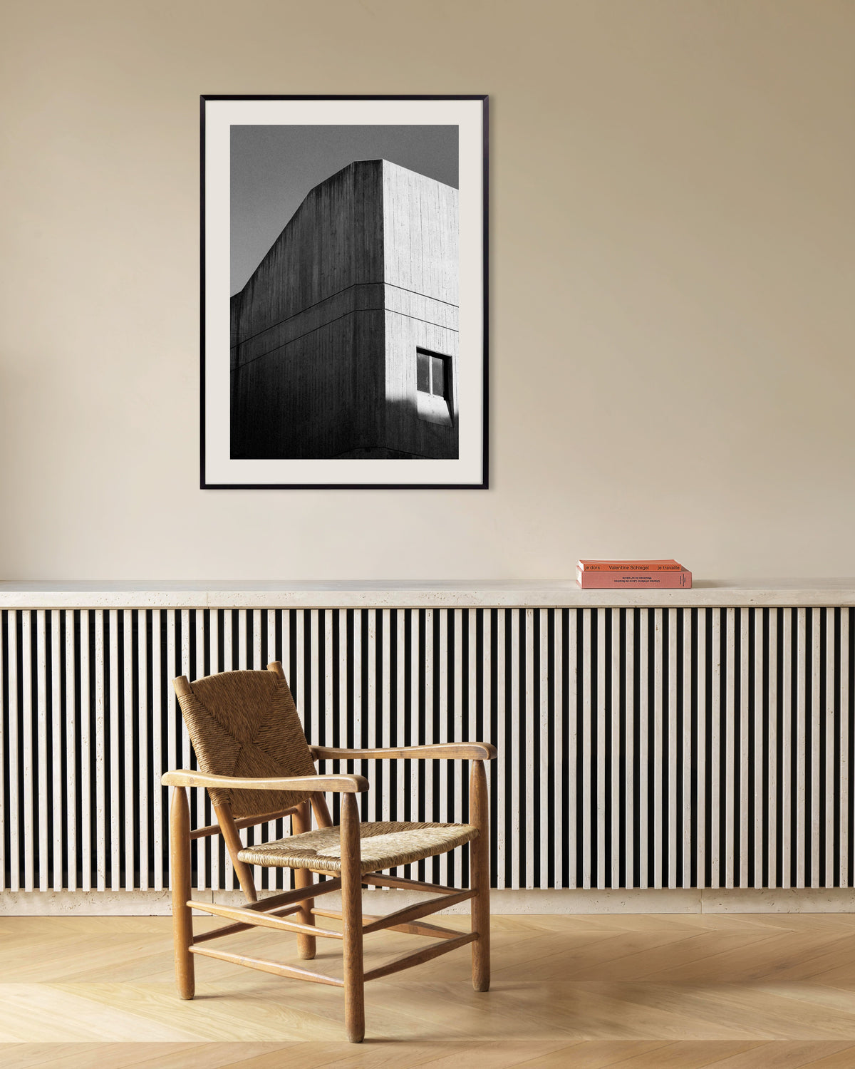Affiche « Angle en béton à empreinte de planches », avec un cadre en métal