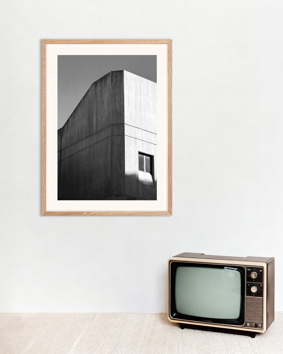 Affiche « Angle en béton à empreinte de planches », avec un cadre en bois naturel