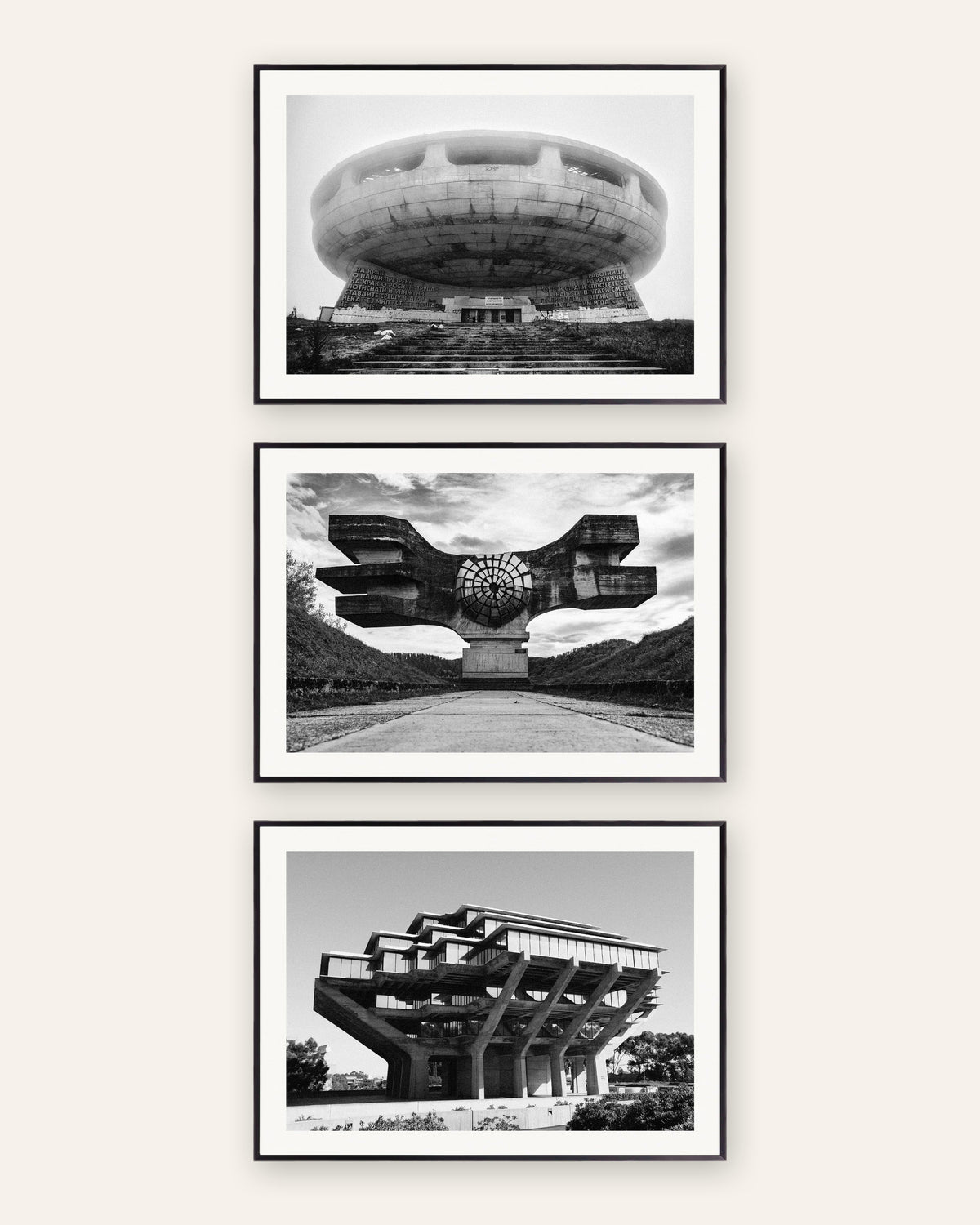 Affiches brutalistes, lot de 3 : monuments de béton, cadres en métal noir