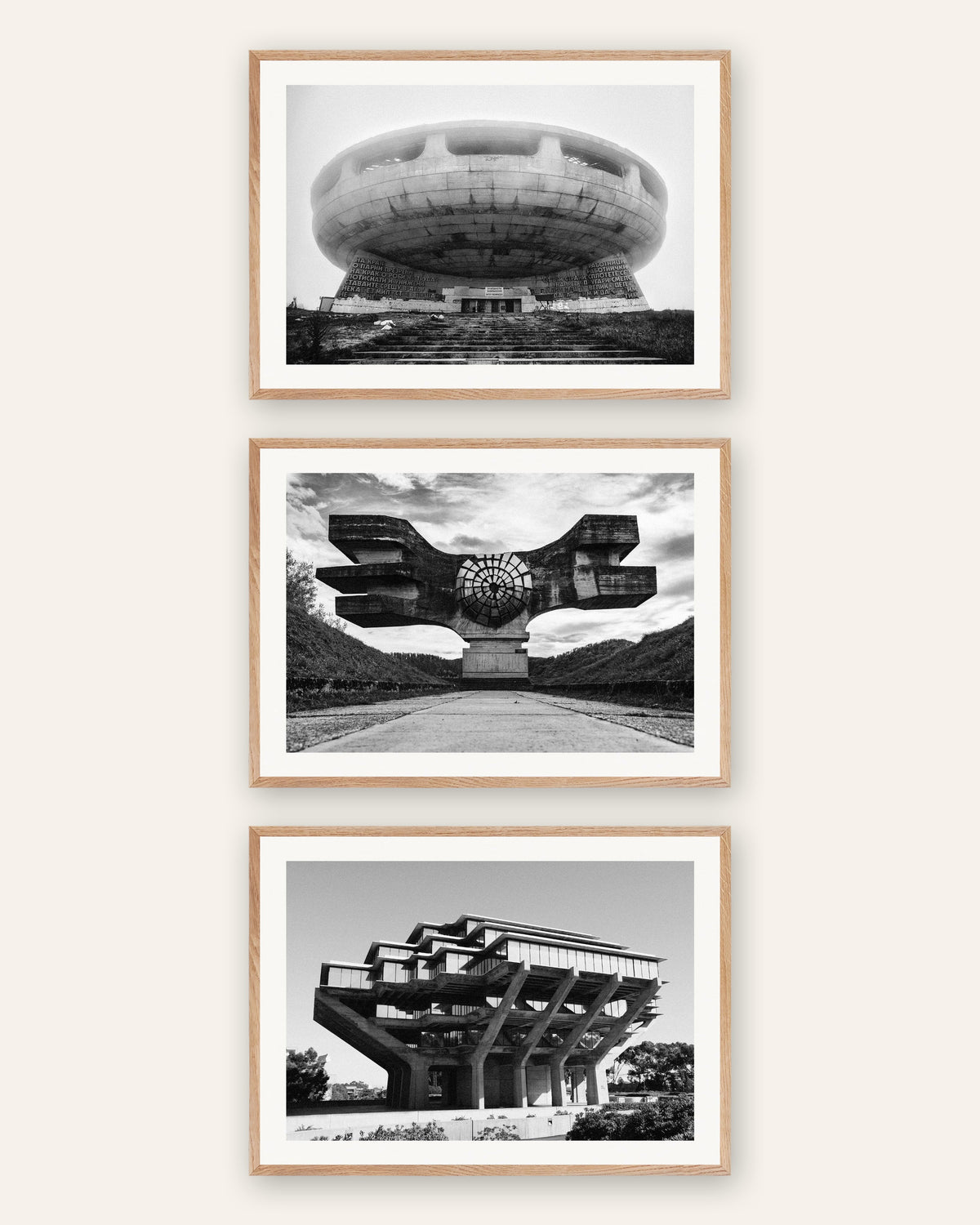 Affiches brutalistes, lot de 3 : monuments de béton, cadres en chêne naturel