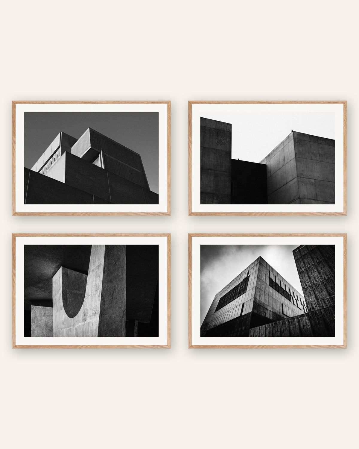 Affiches brutalistes, lot de 4 : volumes de béton minimalistes, cadres en chêne naturel