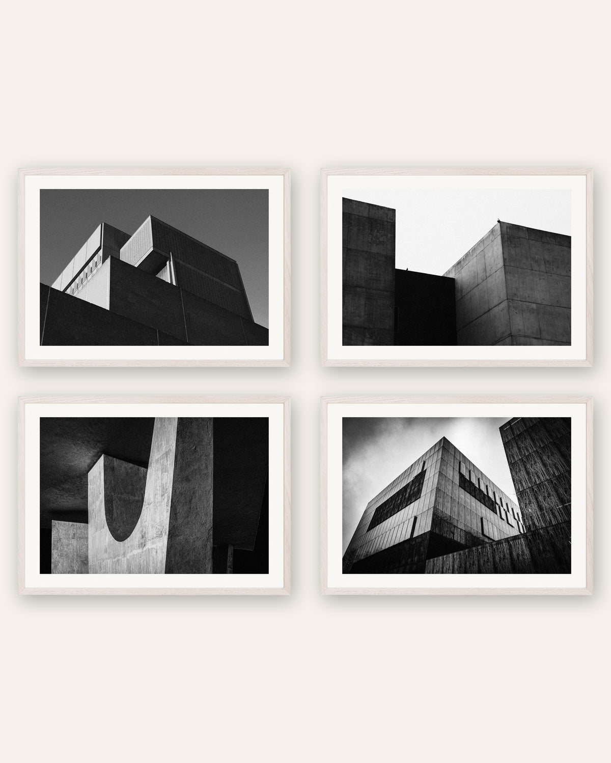 Affiches brutalistes, lot de 4 : volumes de béton minimalistes, cadres en chêne blanc
