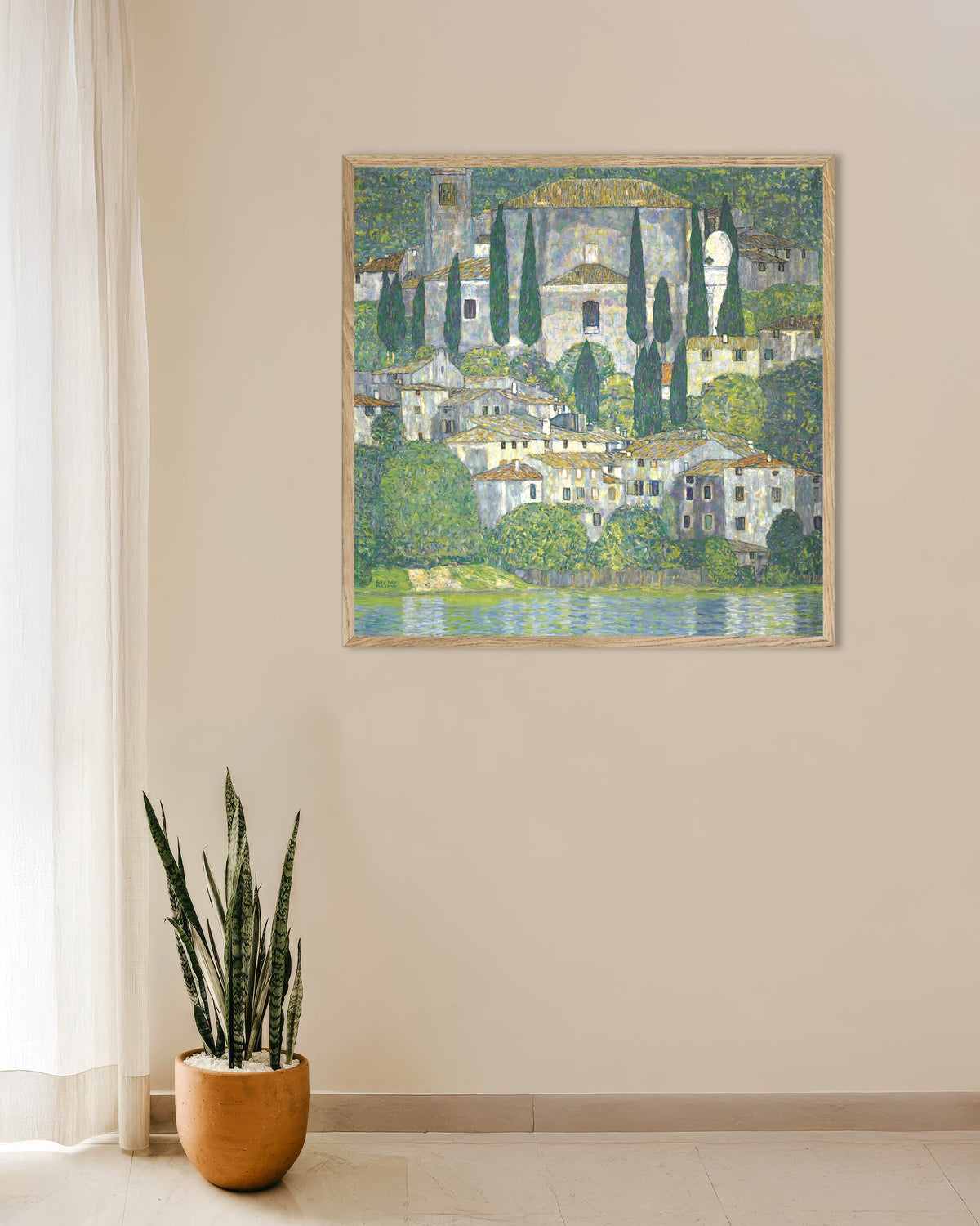 Affiche Église à Cassone (Paysage aux cyprès) (1913) de Gustav Klimt, avec un cadre en bois naturel