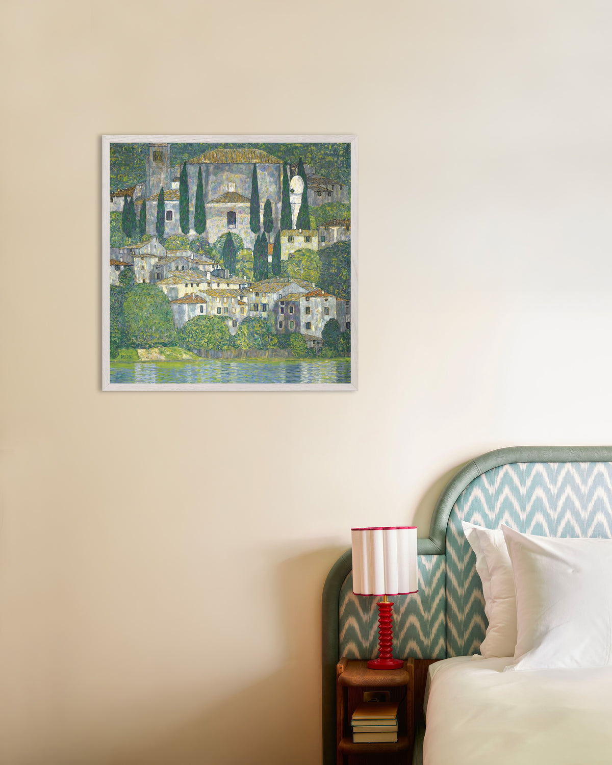 Affiche Église à Cassone (Paysage aux cyprès) (1913) de Gustav Klimt, avec un cadre en bois blanc