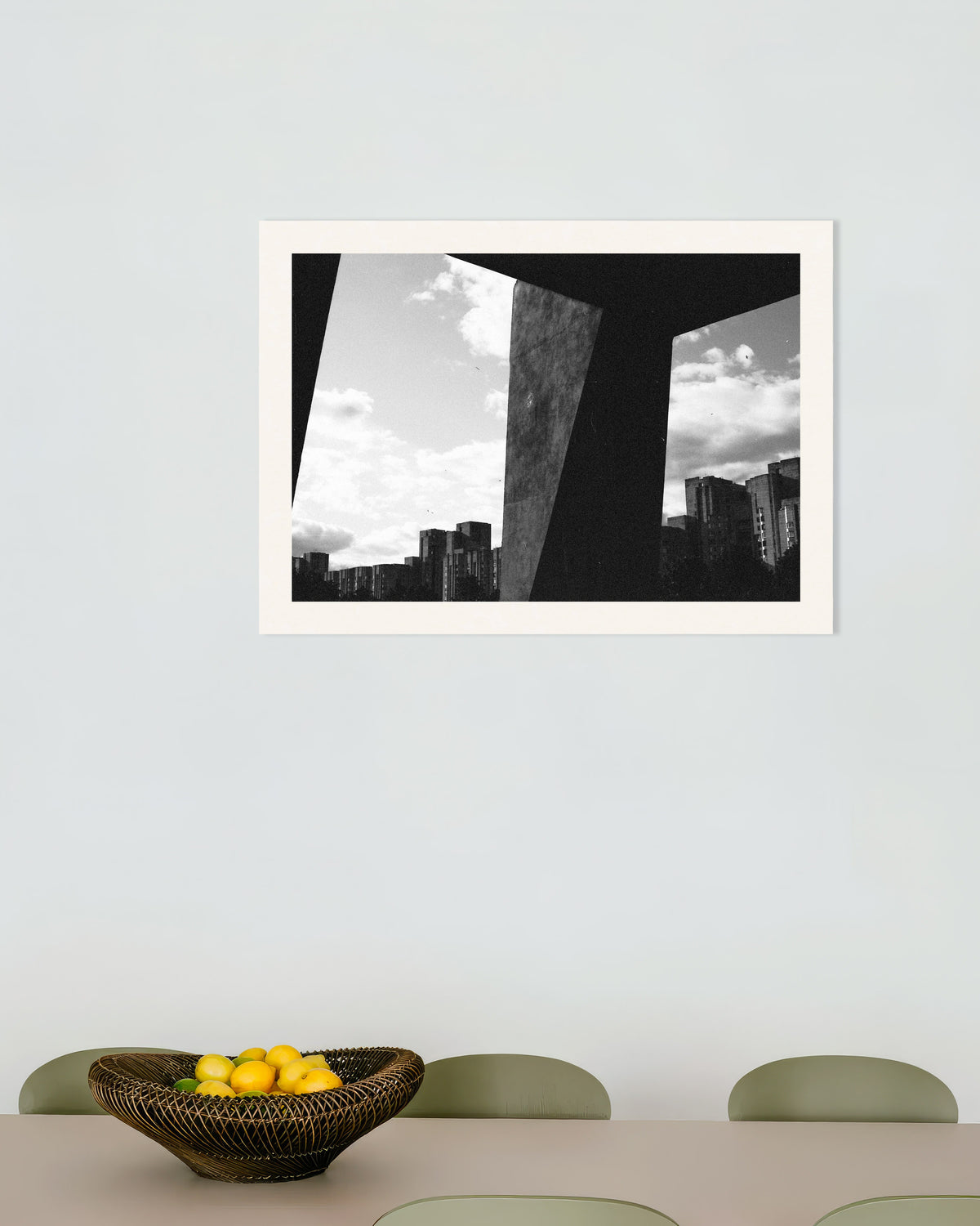 Affiche « La ville entre les piliers de béton »