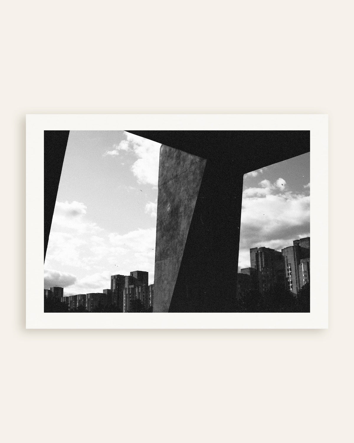 Affiche « La ville entre les piliers de béton », vignette