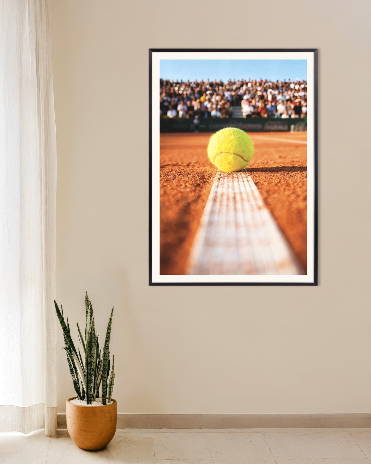 Poster Balle de tennis et filet sur un court en terre cuite