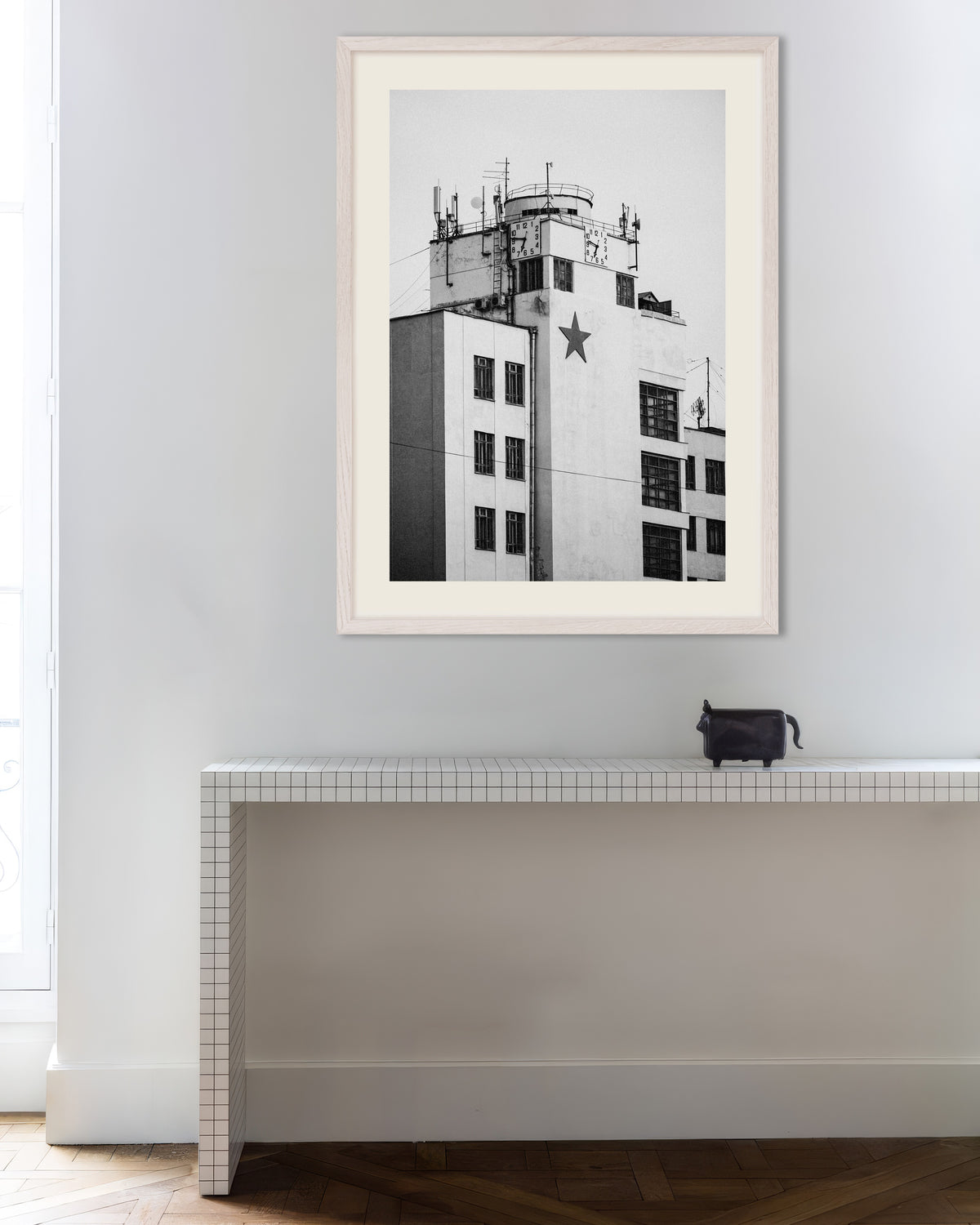 Affiche « Tour horloge surmontée d’une étoile », avec un cadre en bois blanc