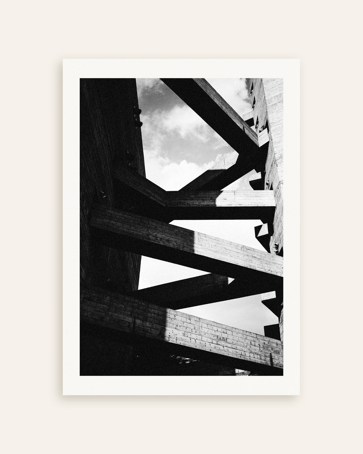 Affiche « Poutres de béton sur fond de ciel », vignette