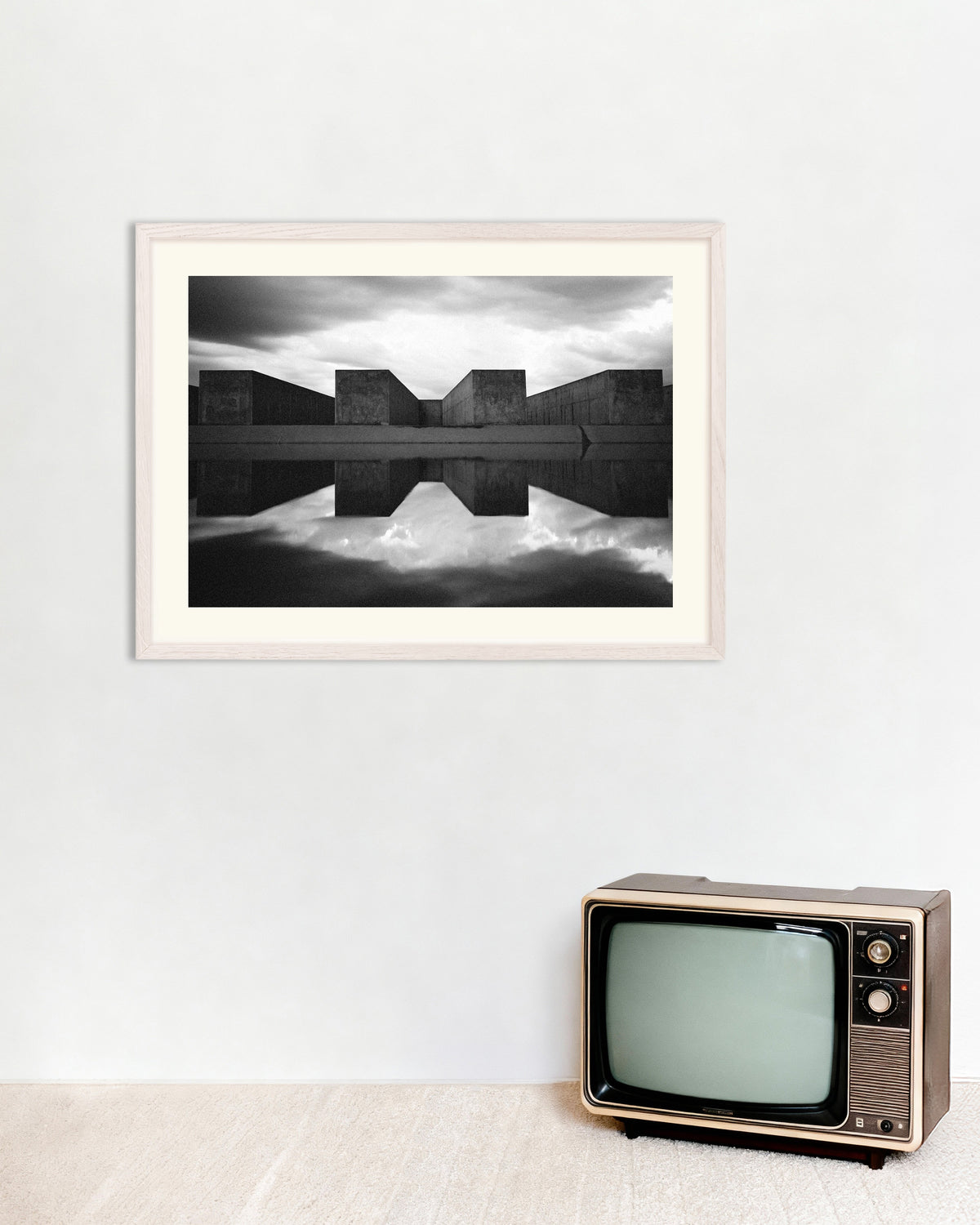 Affiche « Blocs de béton reflétés dans l’eau », avec un cadre en bois blanc