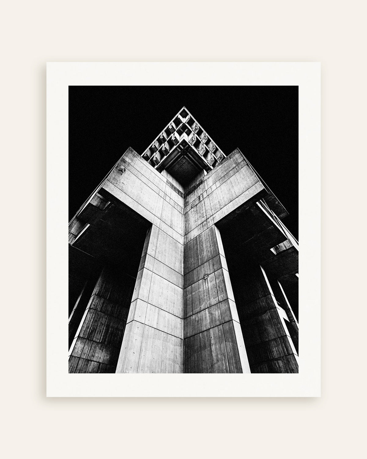 Affiche « Tour cruciforme en béton, la nuit », vignette