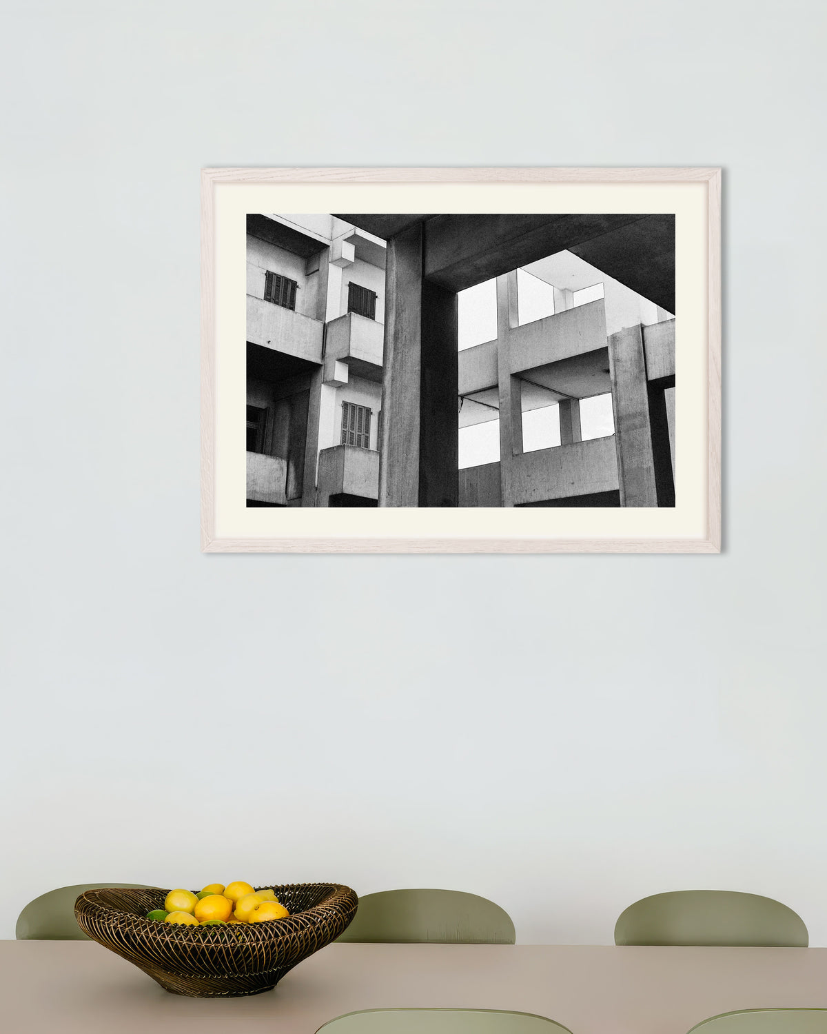 Affiche « Encadrements et volets en béton », avec un cadre en bois blanc