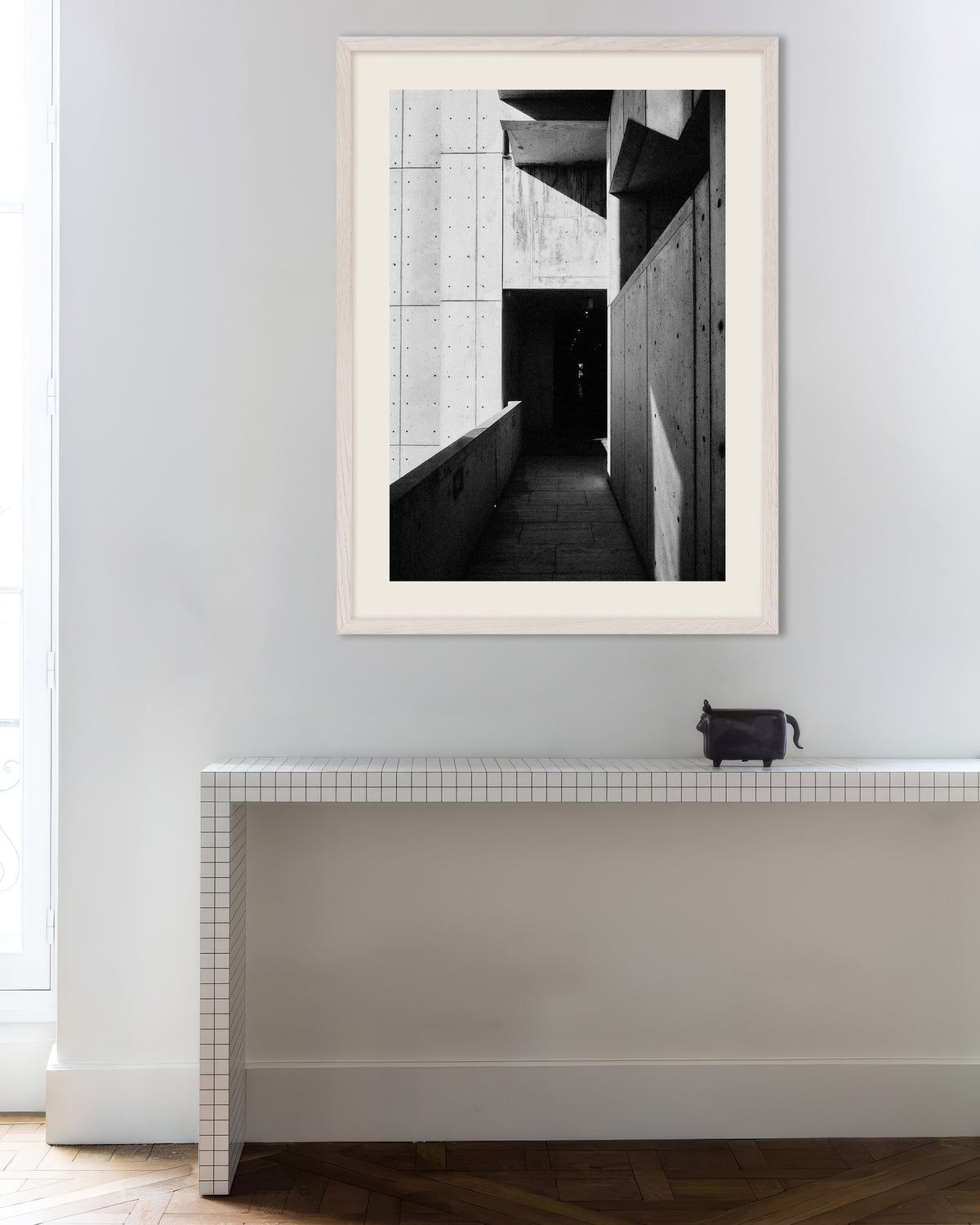 Affiche « Passage en béton au soleil et à l’ombre », avec un cadre en bois blanc