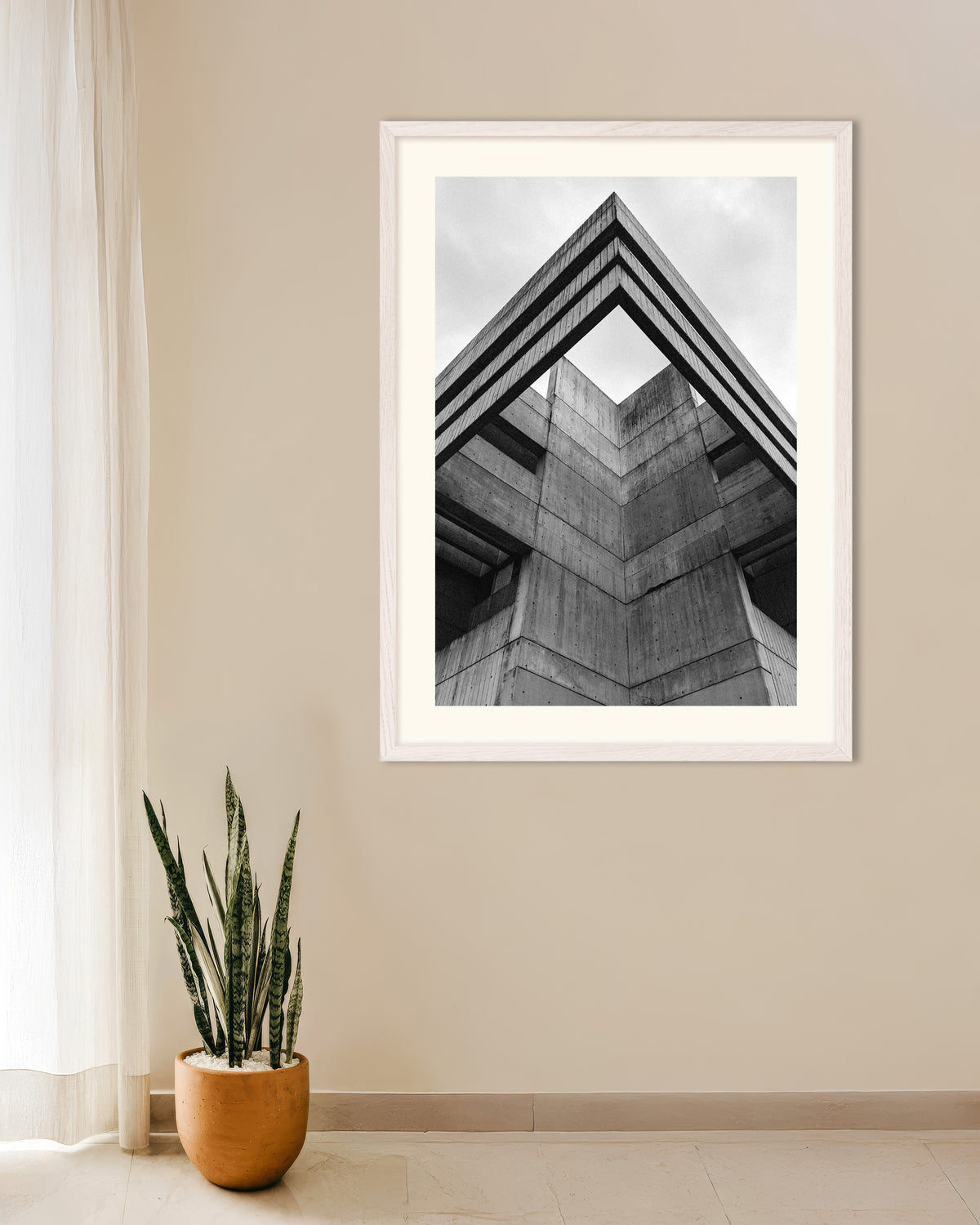 Affiche « Ligne de toit en béton vue d’en bas », avec un cadre en bois blanc