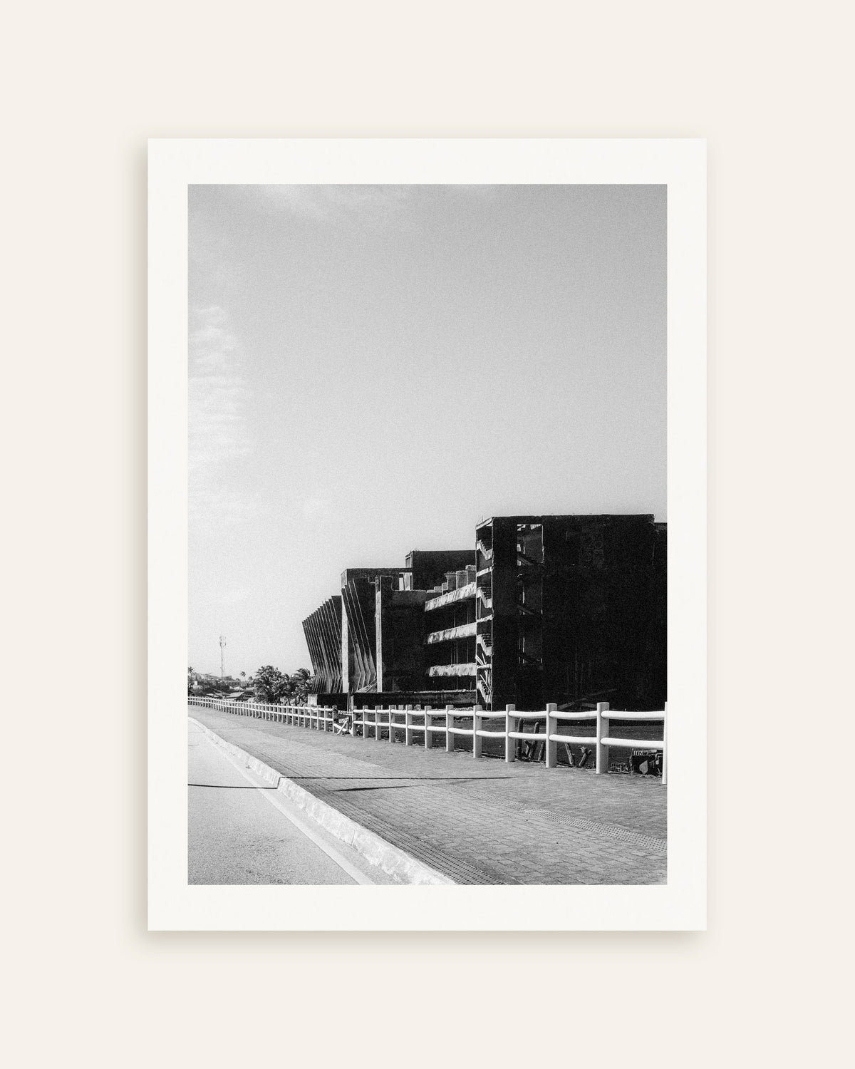 Affiche « Ruines de béton au bord de la route », vignette